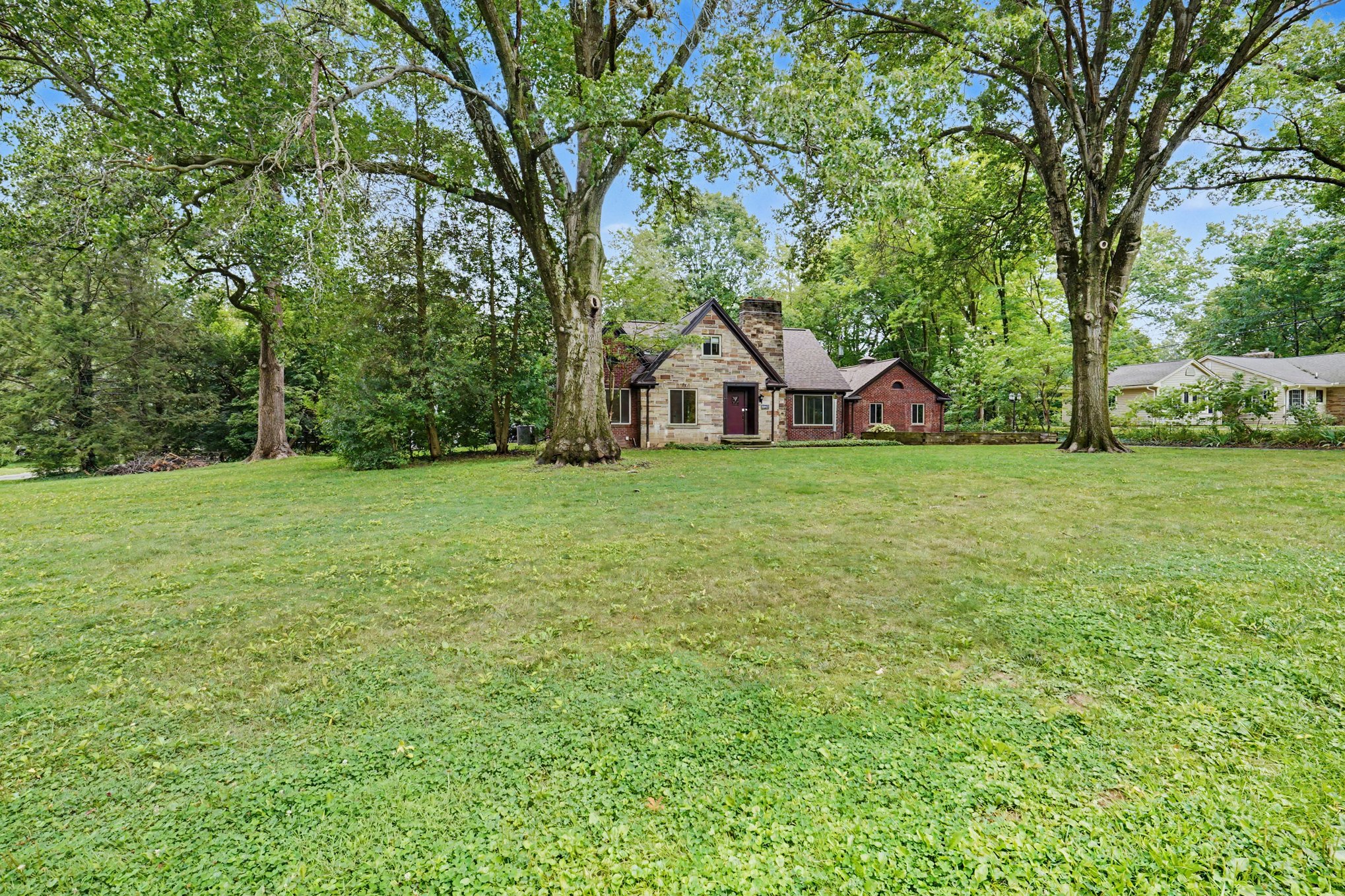 Photo 5 of 36 of 2381 Chatham Rd, Akron, OH