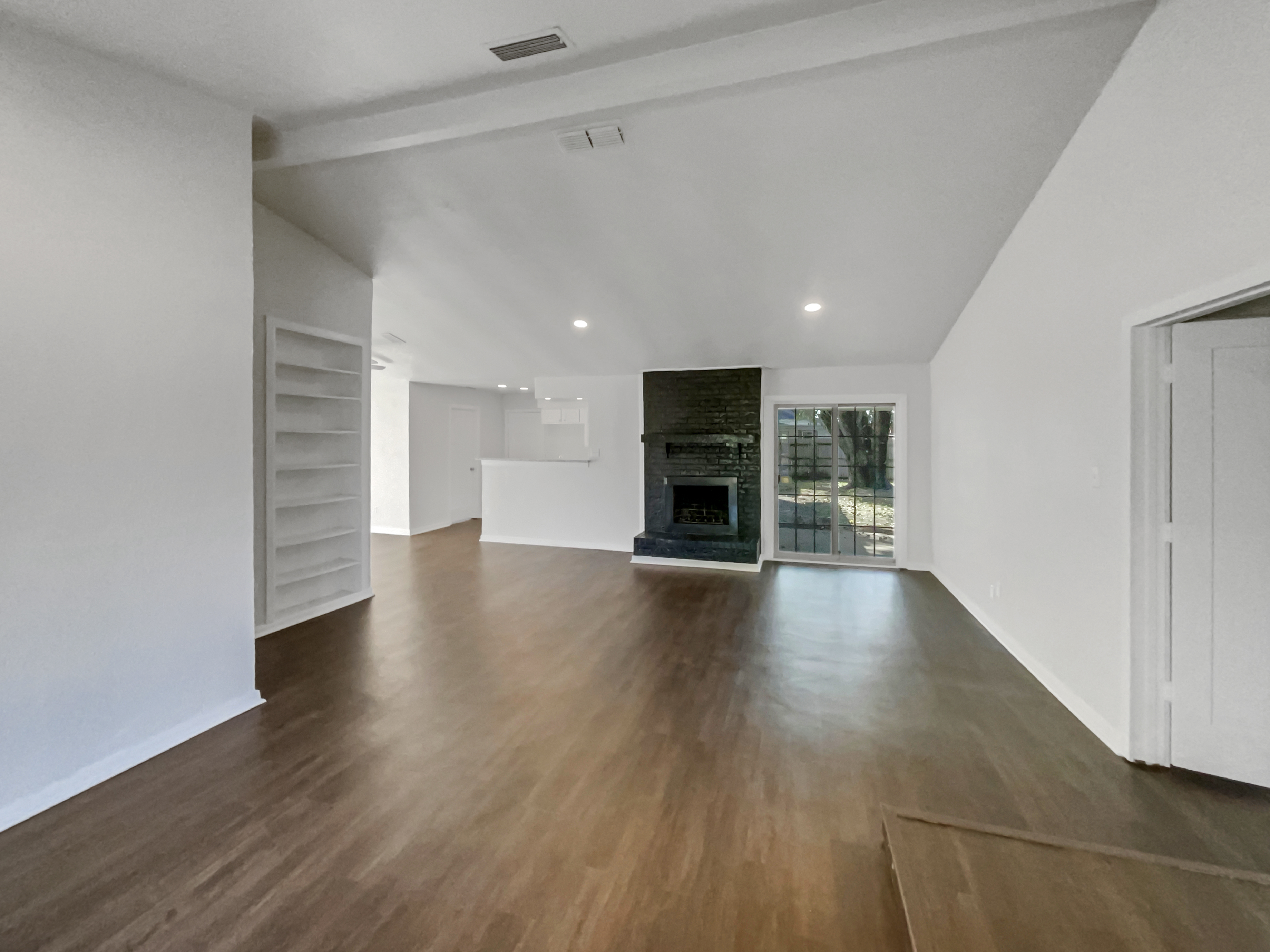 Photo 3 of 25 of 1426 Whiteoak Dr, Garland, TX
