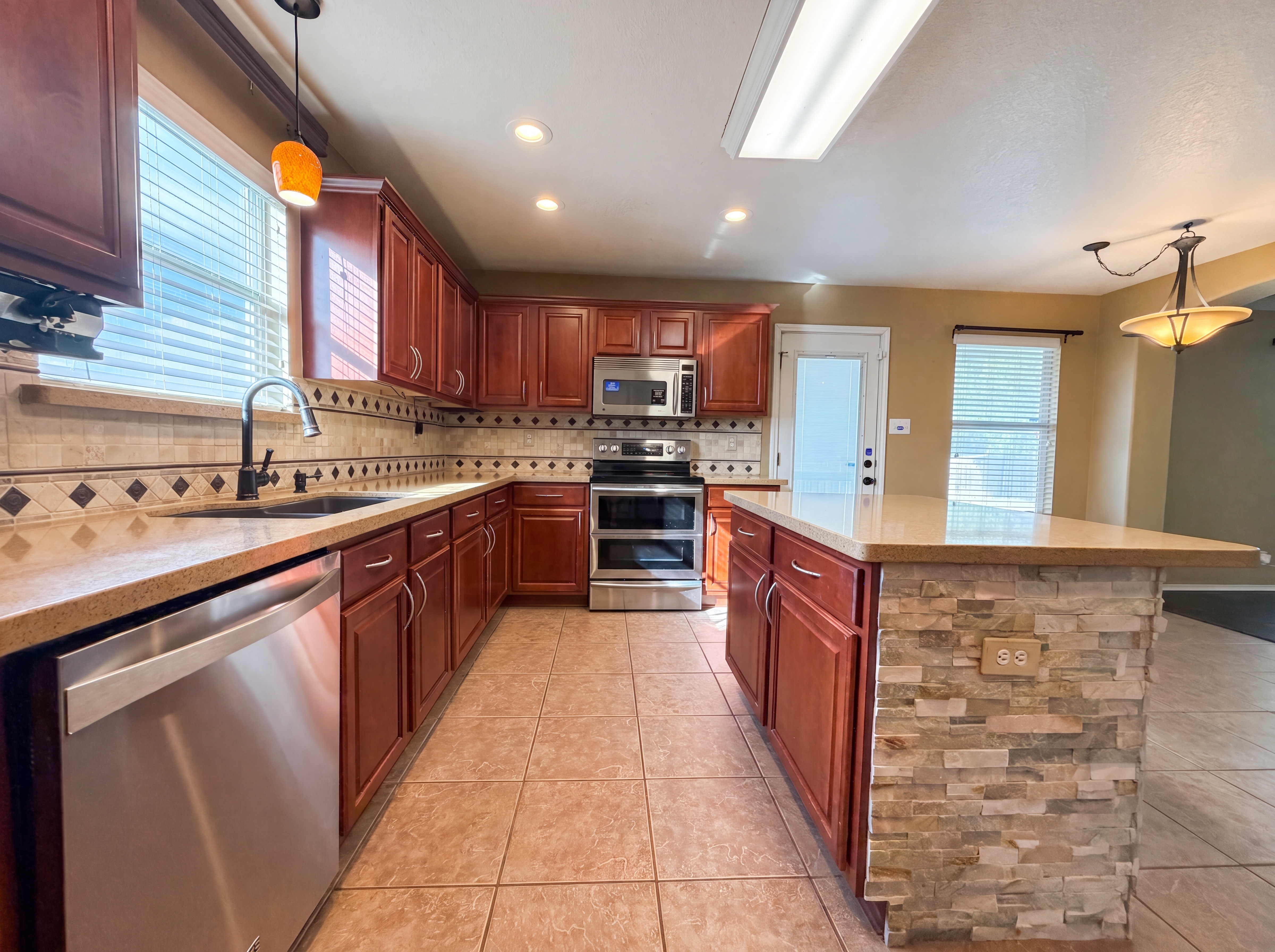 Photo 2 of 22 of 5002 Whisper Cv, Schertz, TX