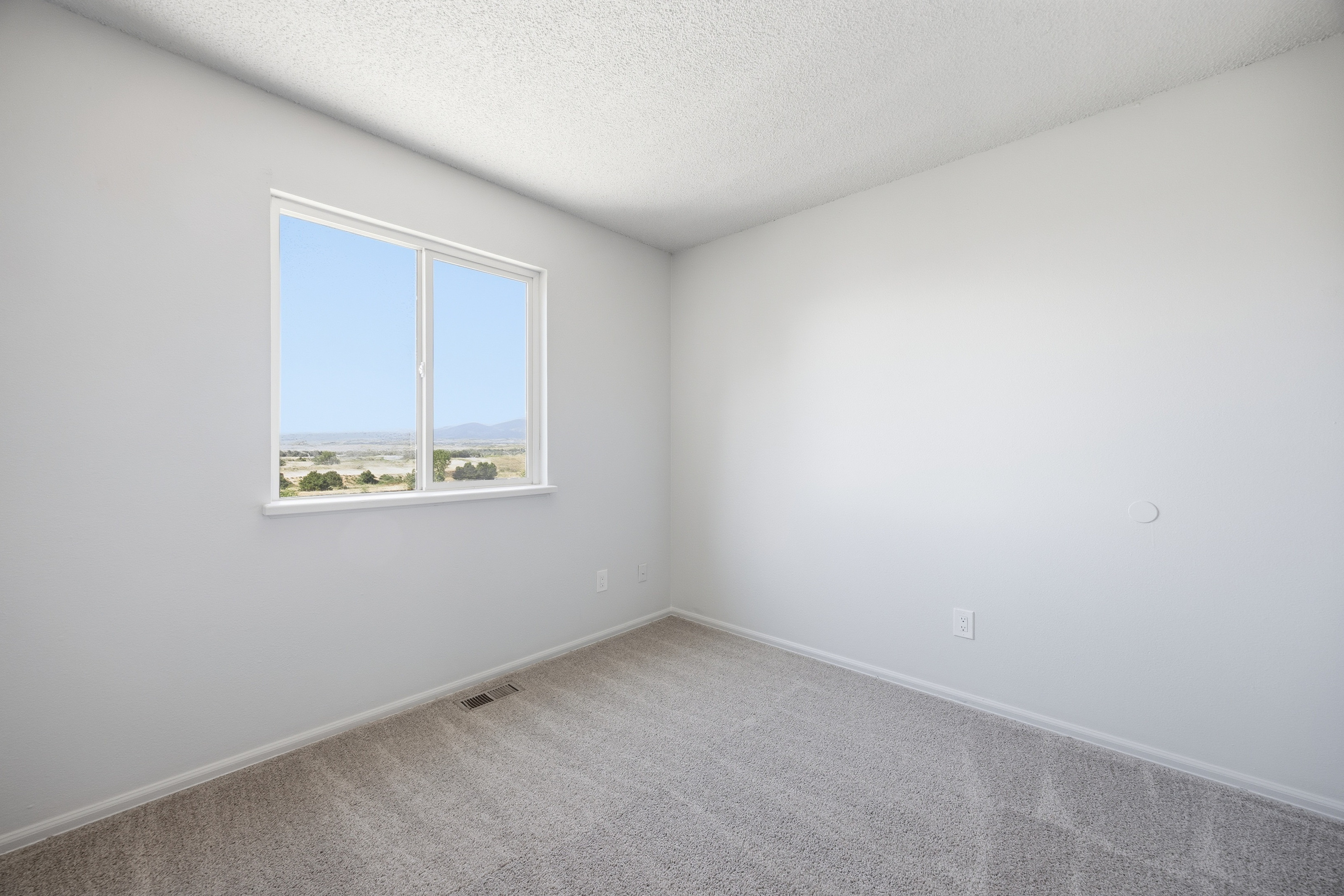 Photo 15 of 39 of 4571 Sunnyhill Dr, Colorado Springs, CO