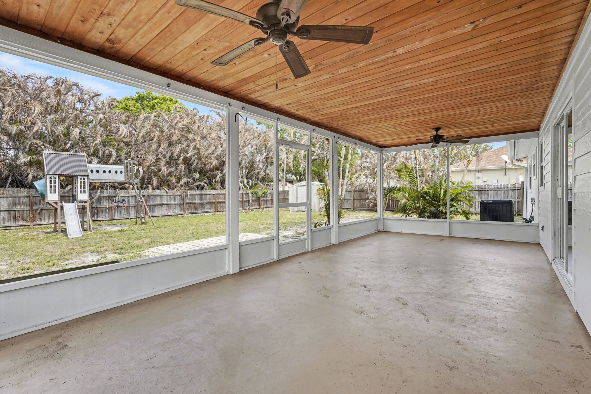 Photo 16 of 20 of 767 Rolling Hill Dr, Sebastian, FL