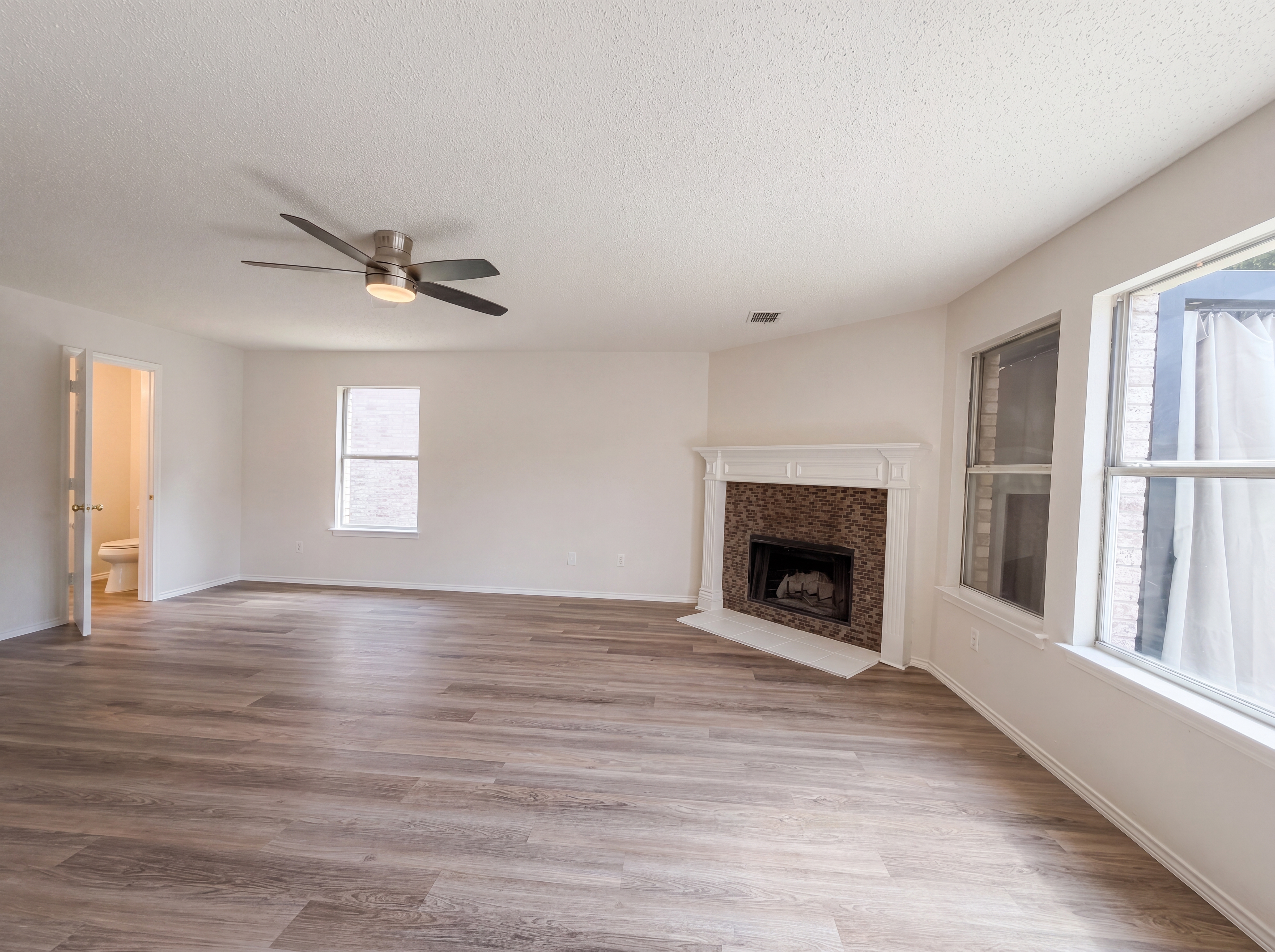 Photo 3 of 27 of 2320 Bantry Ln, Arlington, TX