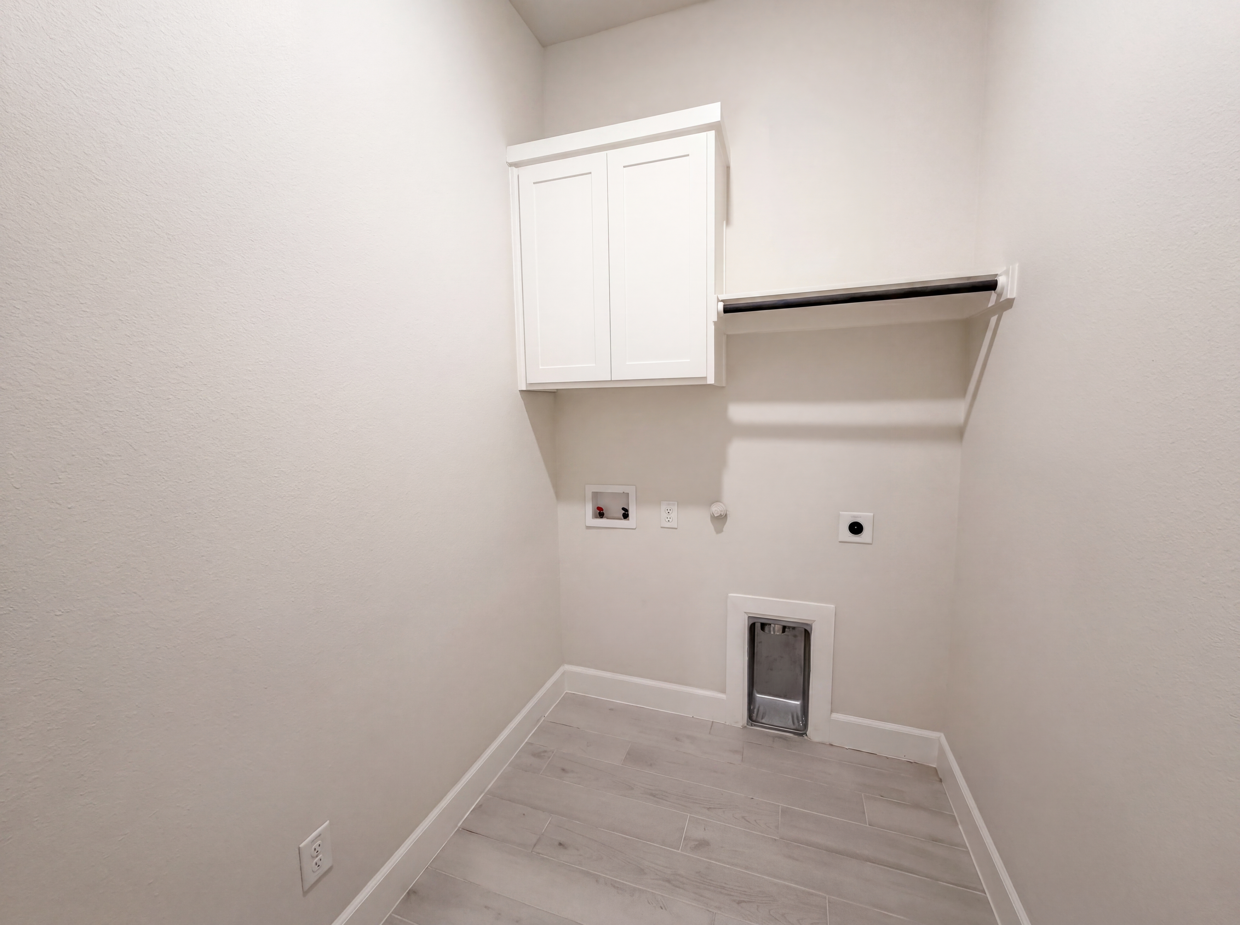 Photo 17 of 19 of 612 Wood Brook Ln, Burleson, TX