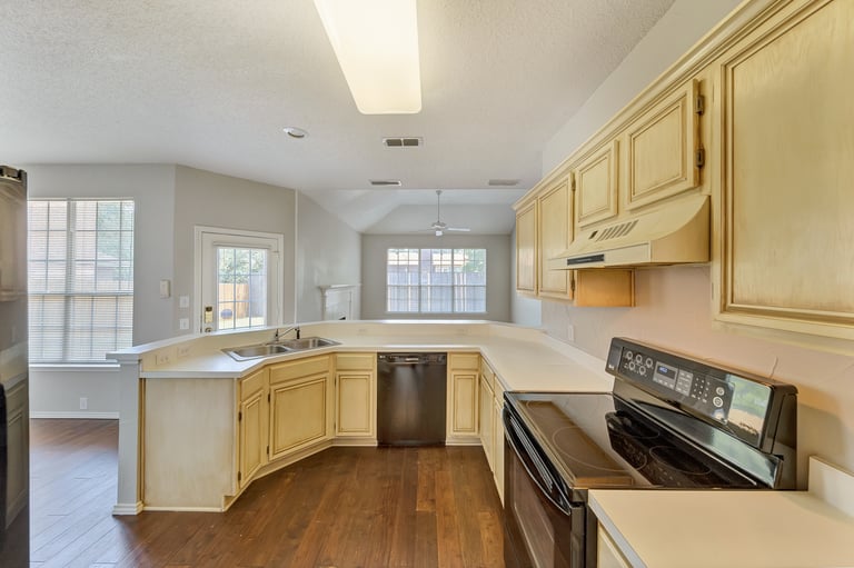 Photo 2 of 29 - 4719 Lennon Ave, Arlington, TX 76016