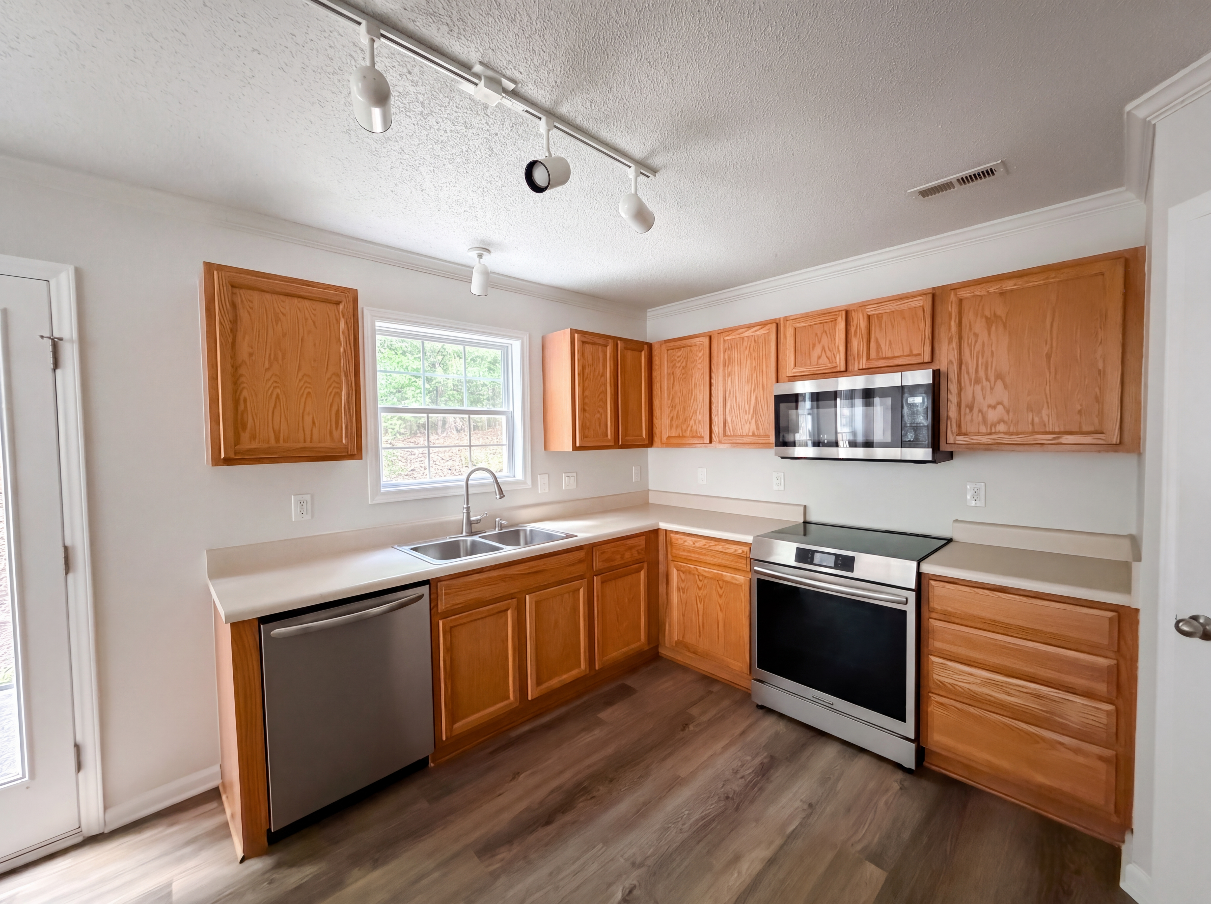 Photo 6 of 18 of 708 Woodgreen Dr, Durham, NC