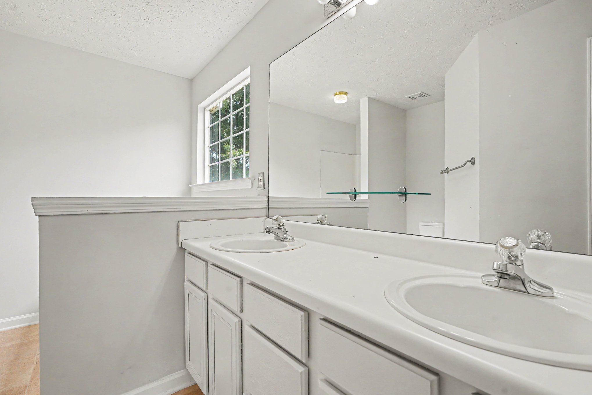 Photo 12 of 20 of 10502 Irongate Ln, Jonesboro, GA