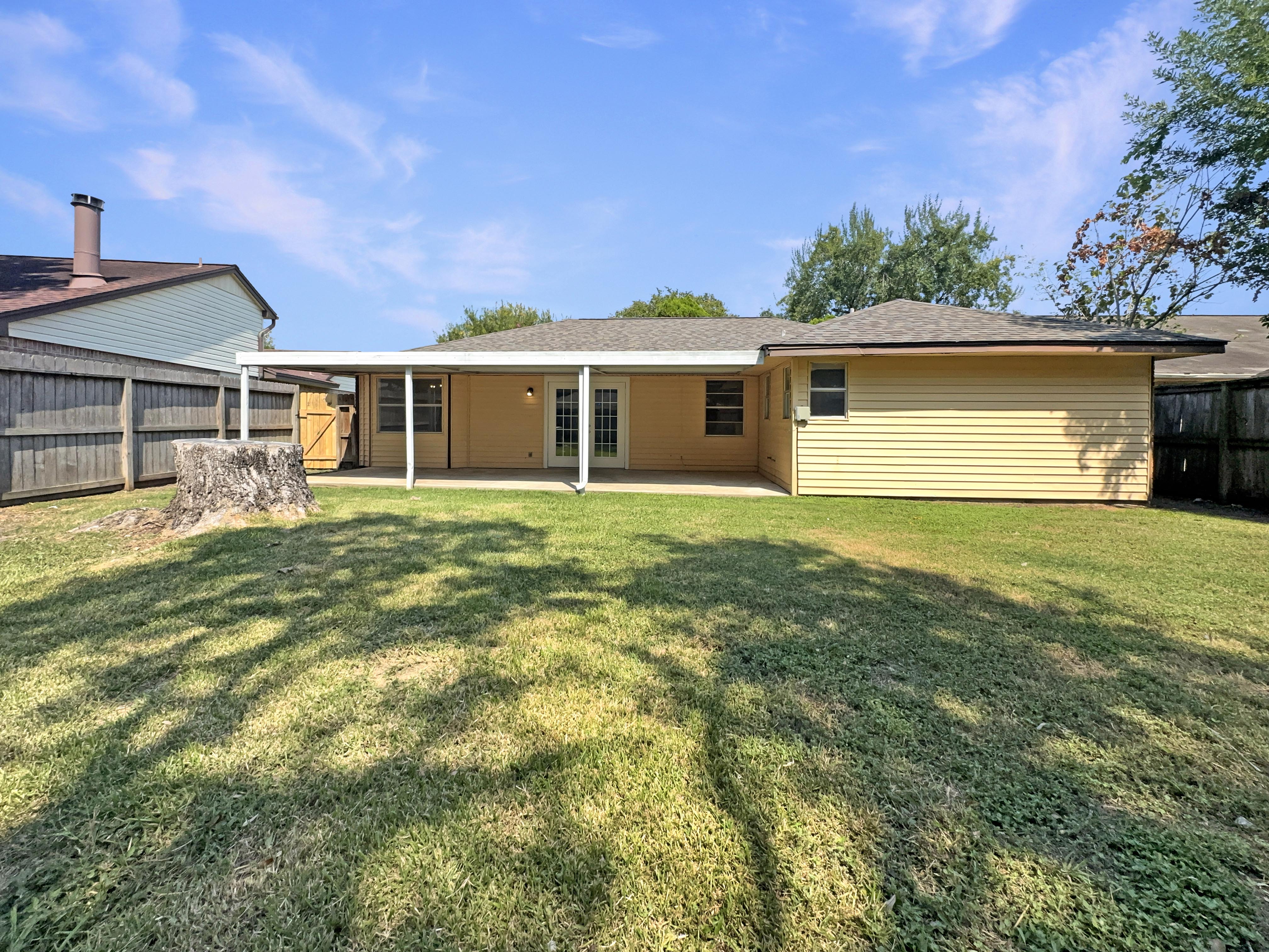 Photo 8 of 19 of 10110 Willmont Rd, La Porte, TX