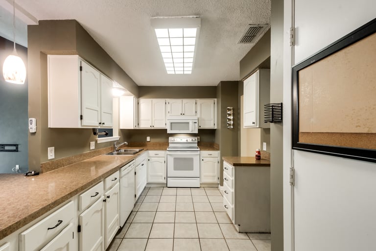 Photo 3 of 33 - 2925 Beachtree Ln, Bedford, TX 76021