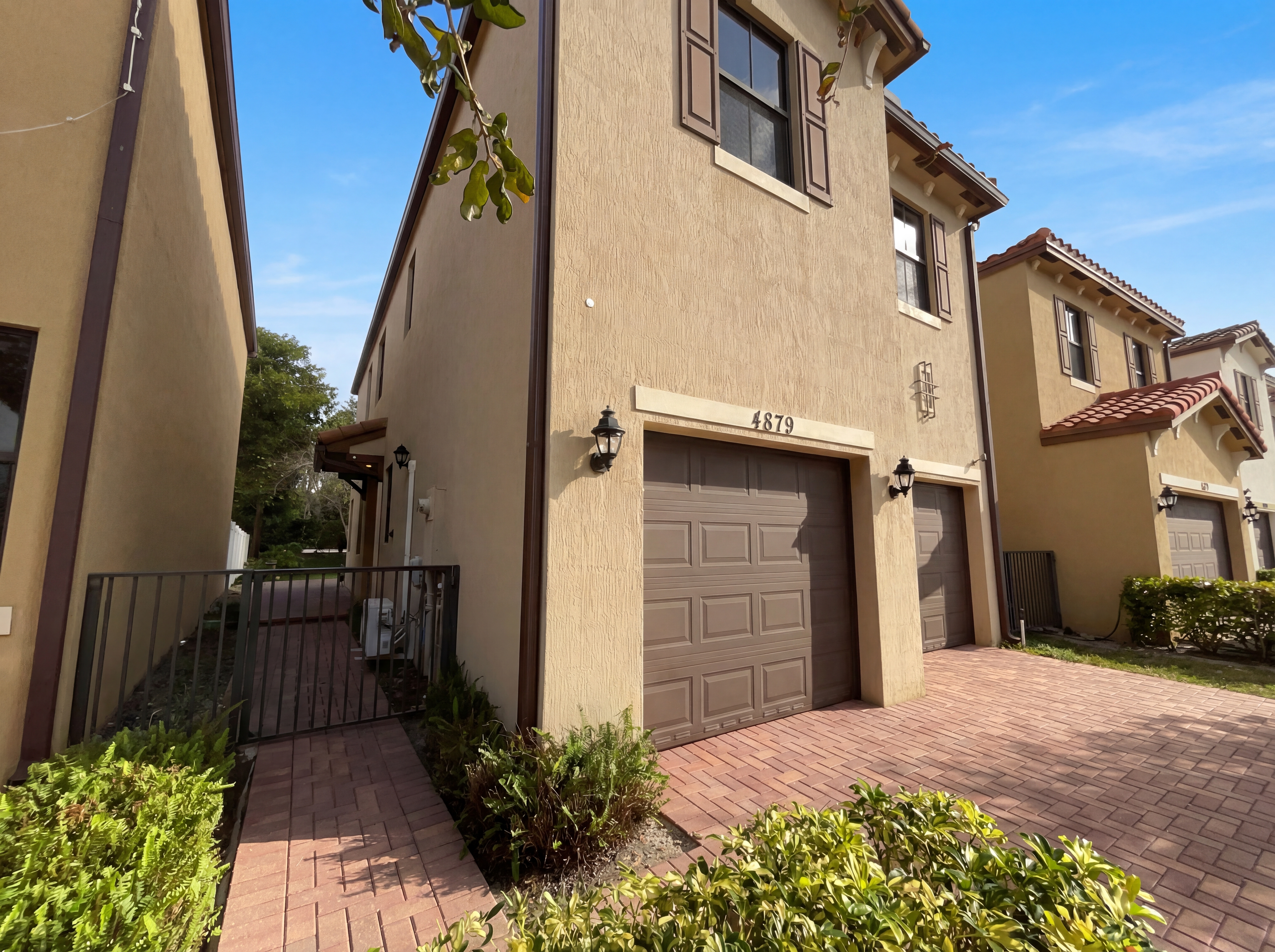 Photo 7 of 28 of 4879 NW 55th Pl, Fort Lauderdale, FL