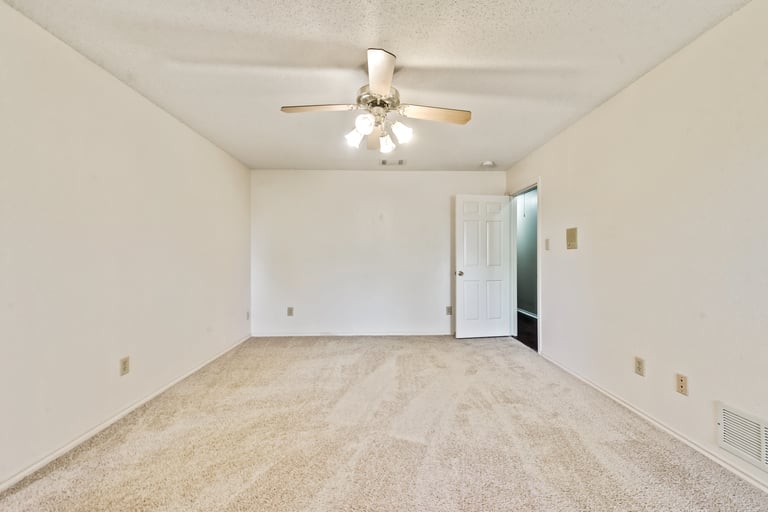 Photo 16 of 31 - 702 Meadowglen Cir, Coppell, TX 75019