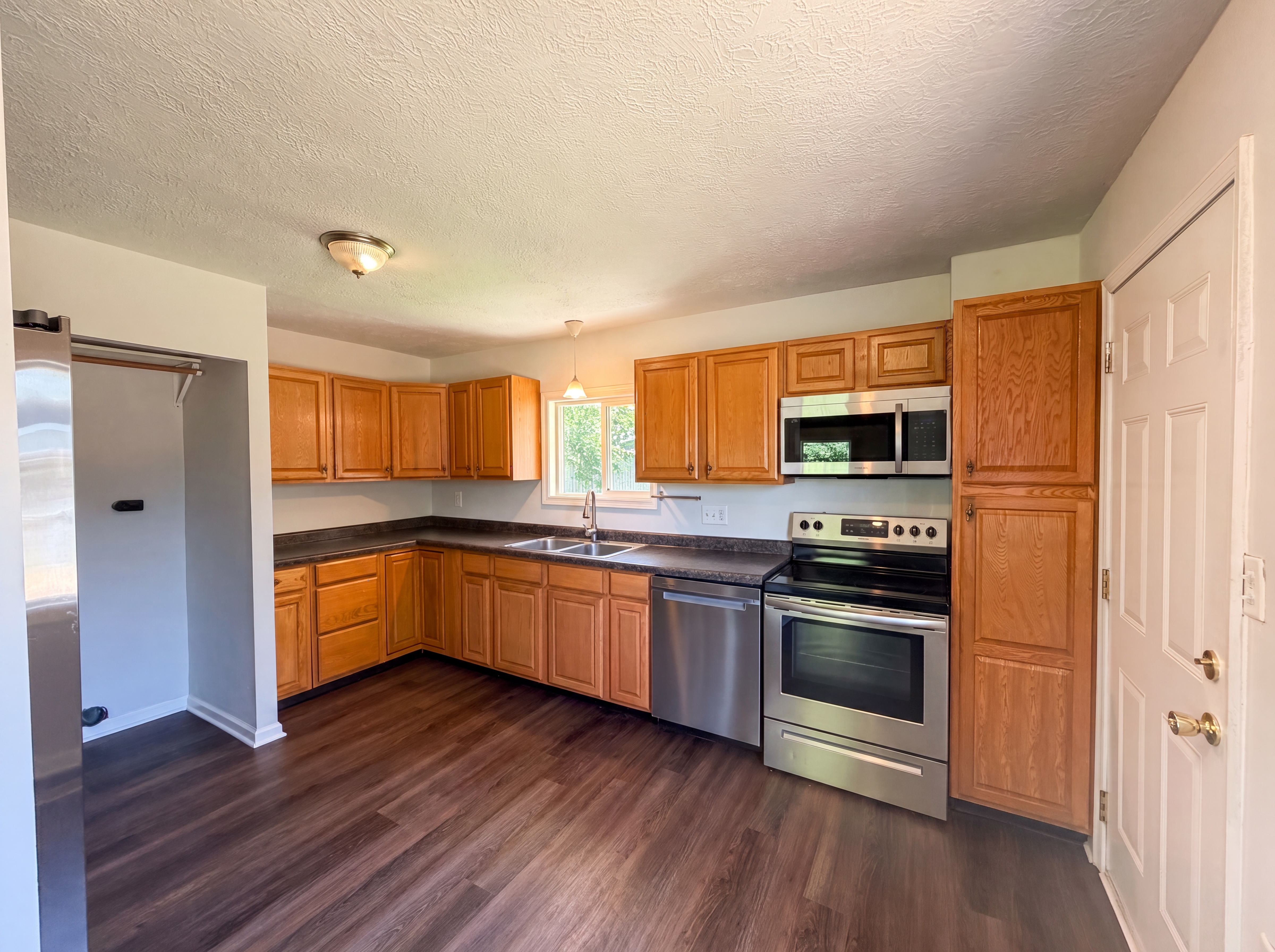 Photo 2 of 15 of 217 Crestwood Dr, Whiteland, IN