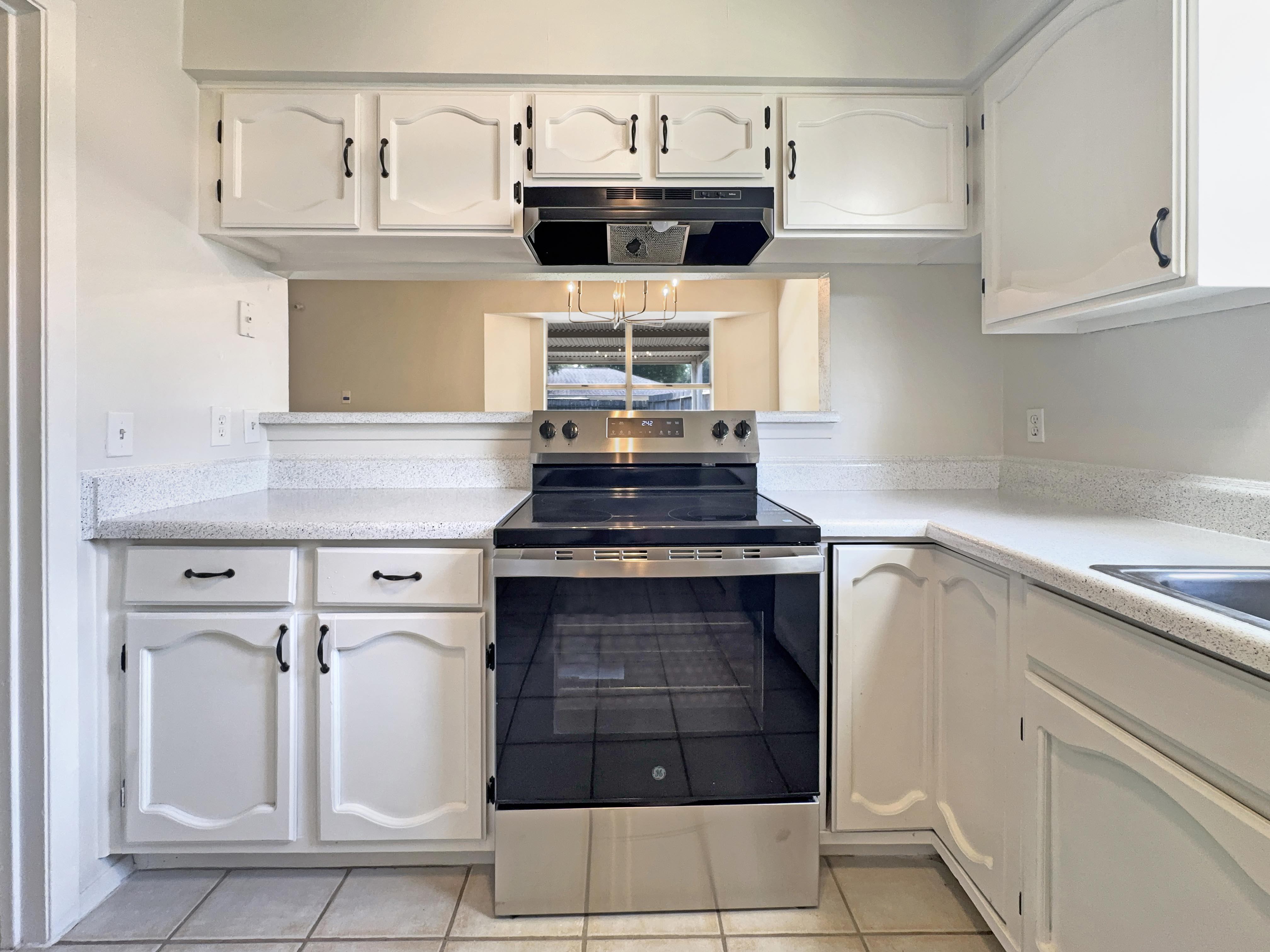 Photo 6 of 19 of 10110 Willmont Rd, La Porte, TX
