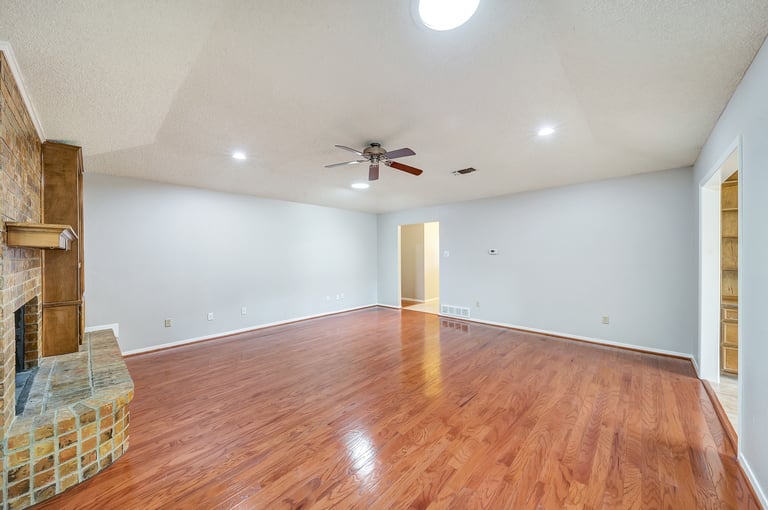 Photo 11 of 32 - 4725 Cinnamon Hill Dr, Fort Worth, TX 76133