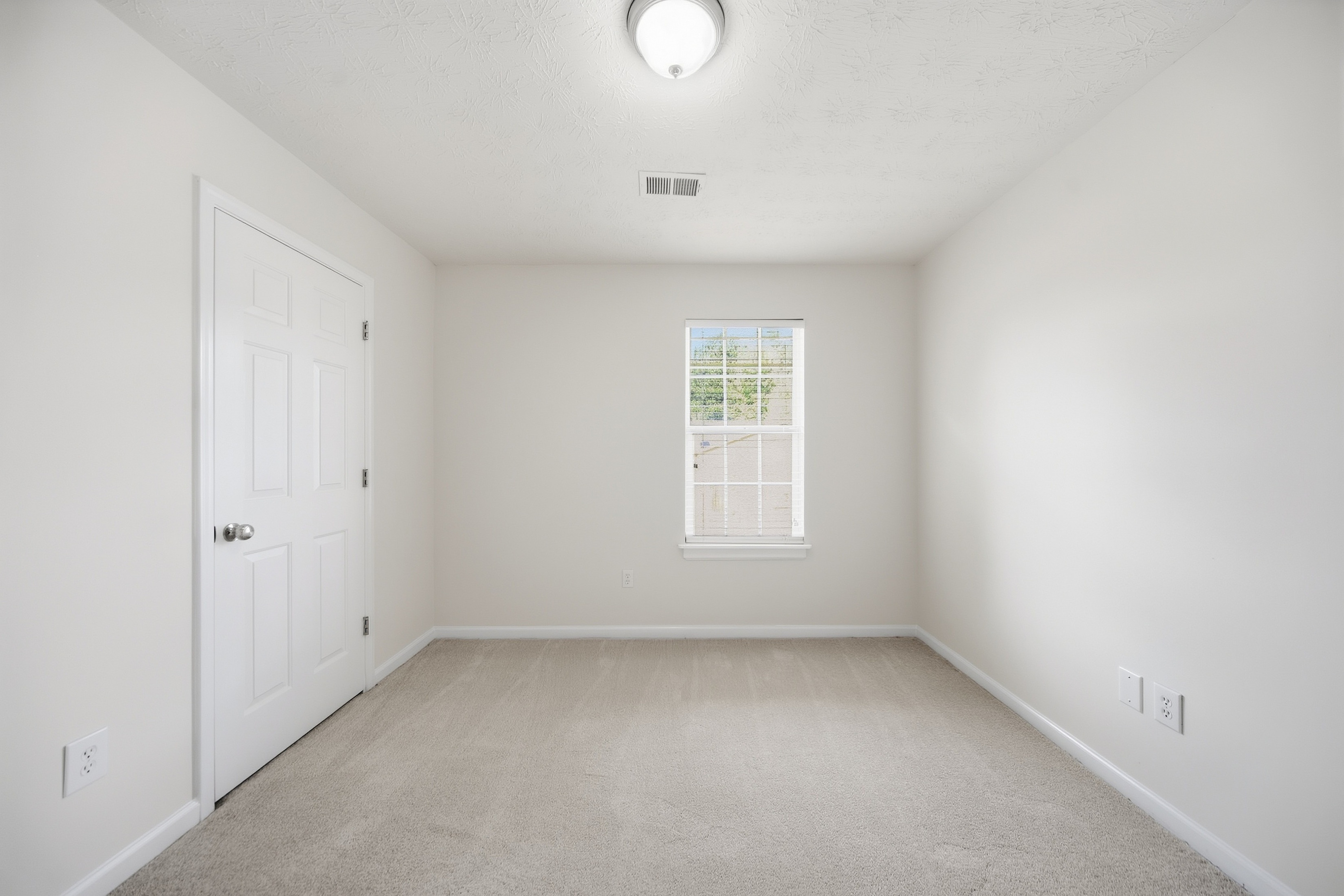 Photo 13 of 28 of 2479 Feathertree Ln, Lawrenceville, GA