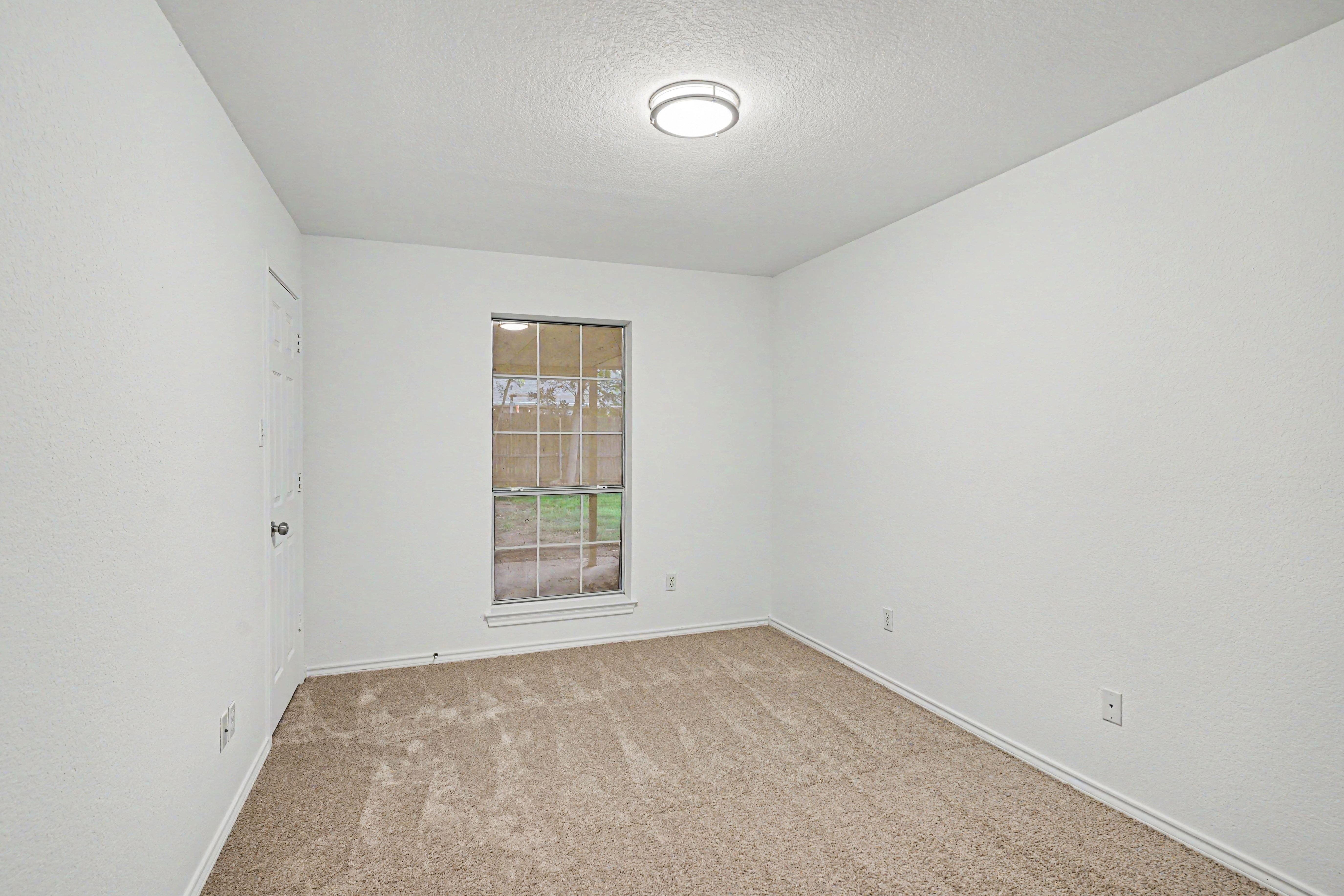 Photo 10 of 17 of 1504 Clover Ln, Granbury, TX