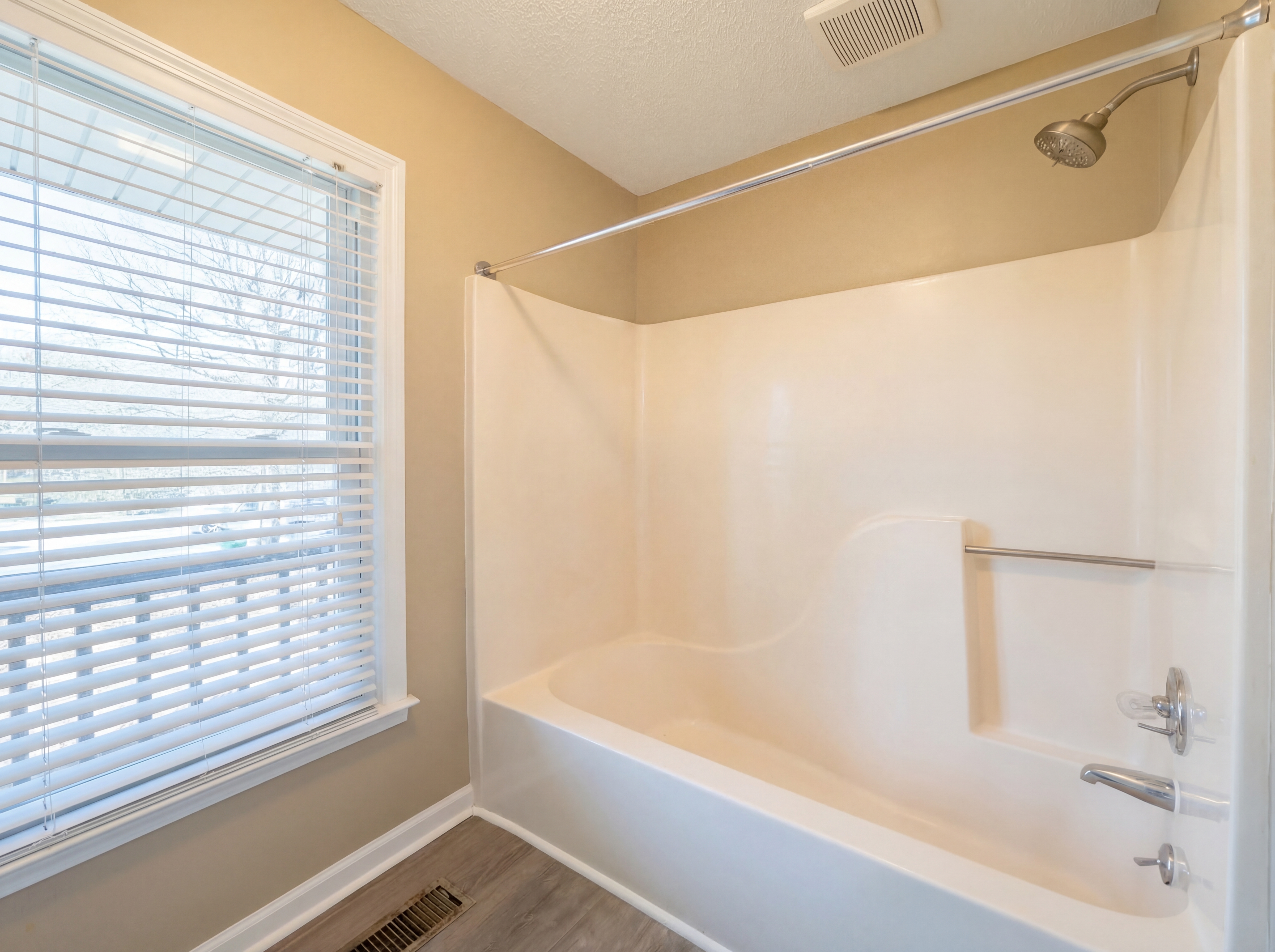 Photo 12 of 23 of 1157 Woodbridge Dr, Clarksville, TN
