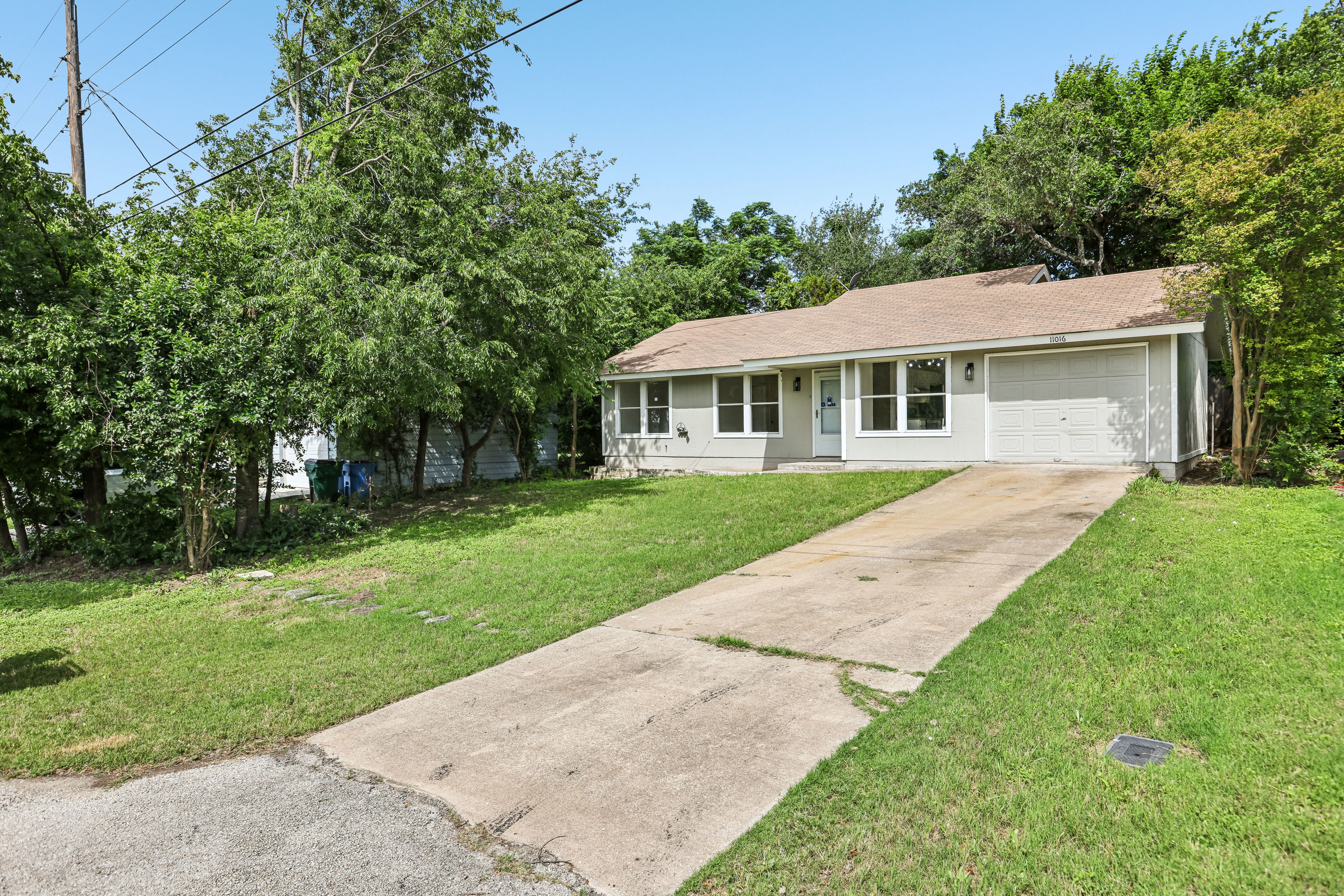 Photo 14 of 35 of 11016 Oak St, Jonestown, TX
