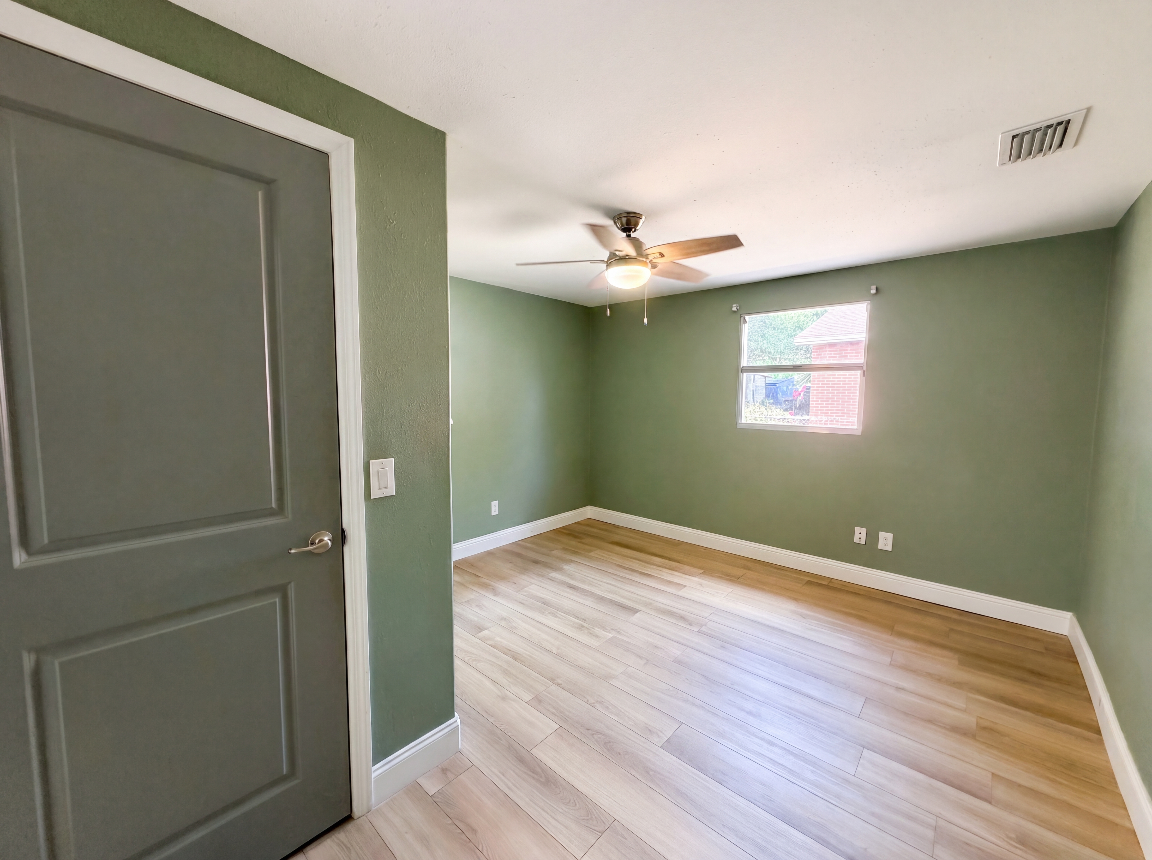 Photo 4 of 22 of 2905 E Chelsea St, Tampa, FL