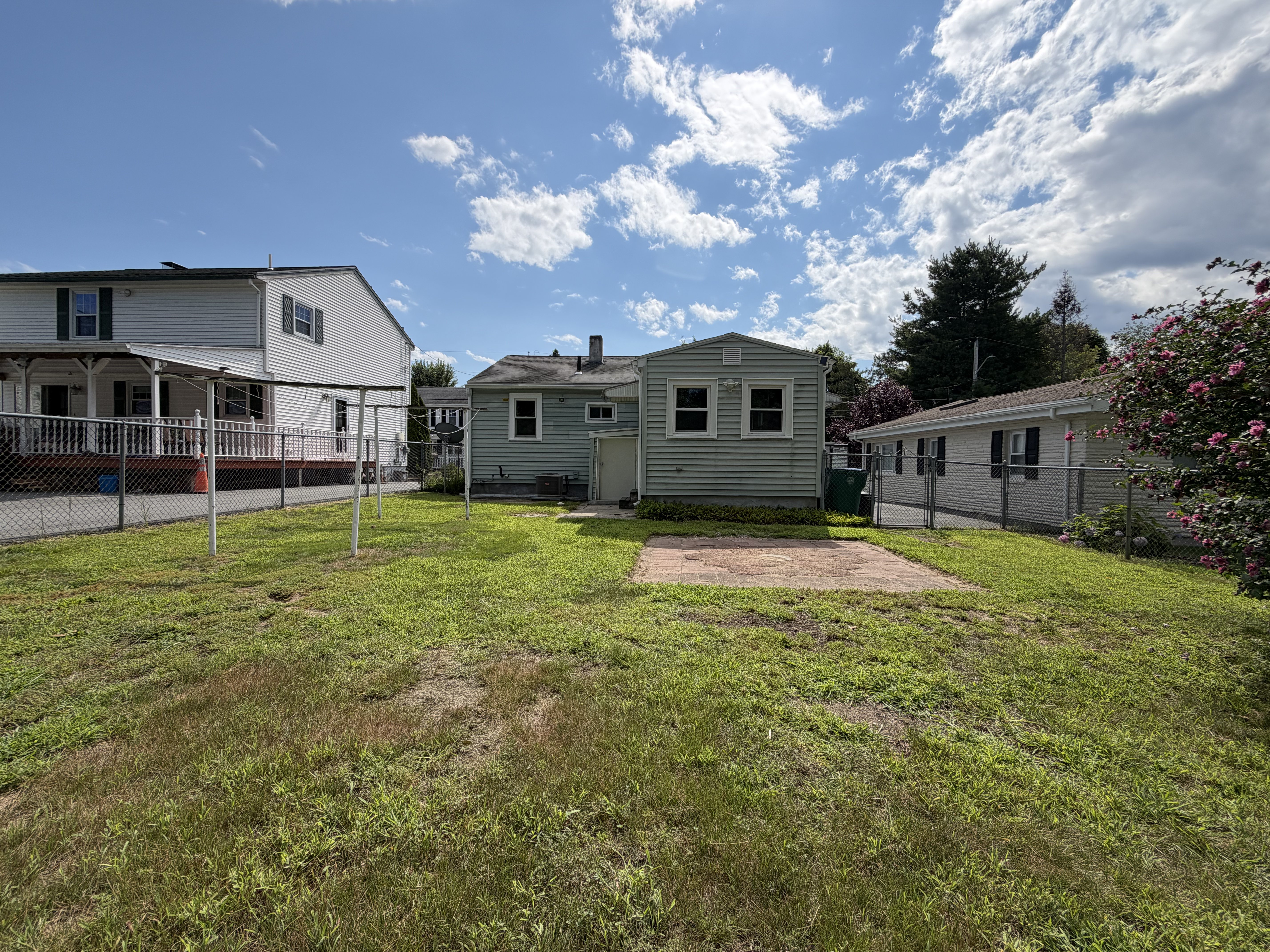 Photo 5 of 19 of 17 Monarch St, Lowell, MA