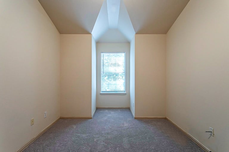 Photo 16 of 21 - 6321 Benavides Dr, Dallas, TX 75217