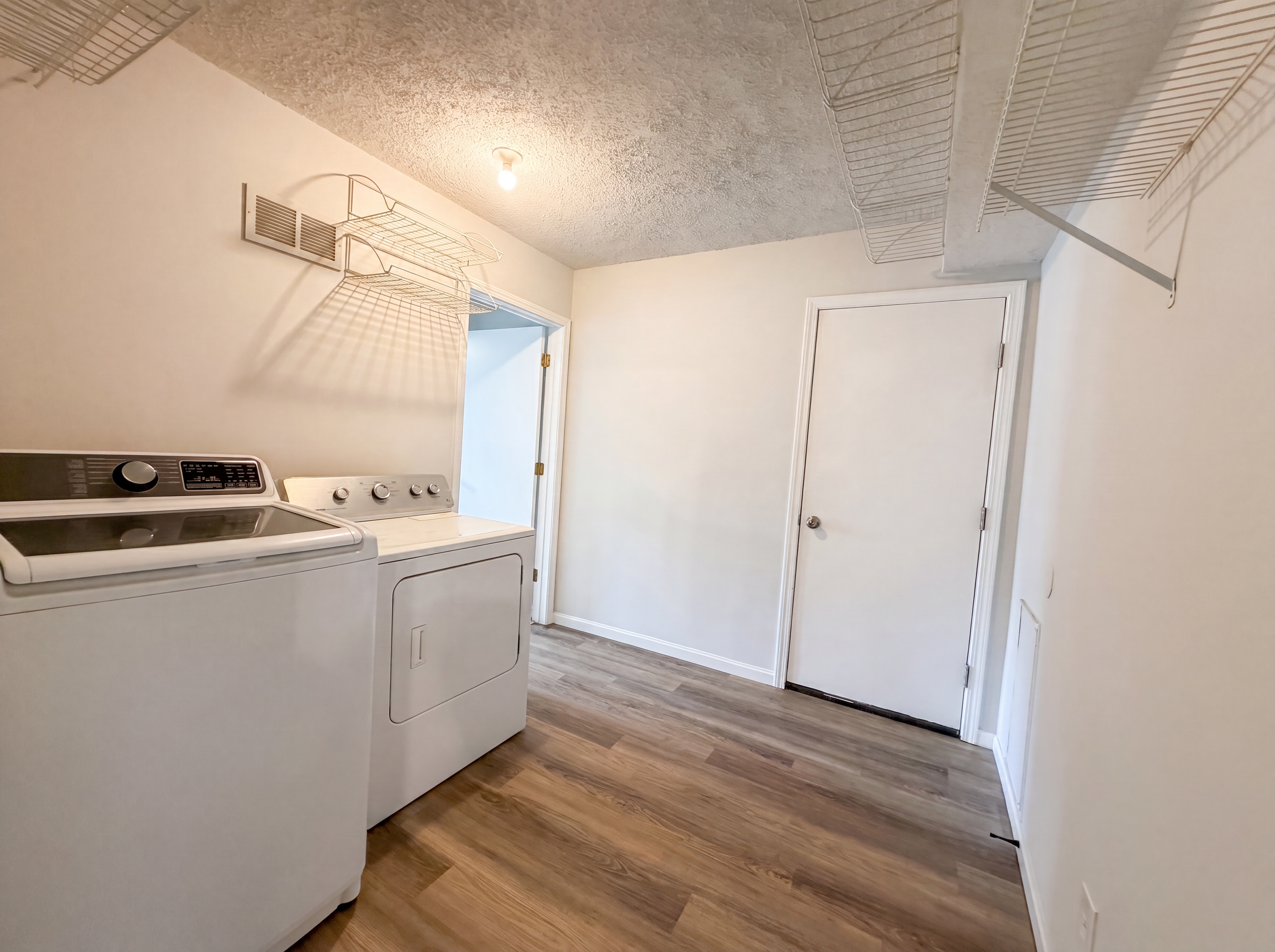 Photo 32 of 41 of 3581 Meadowgate Ct, Pickerington, OH
