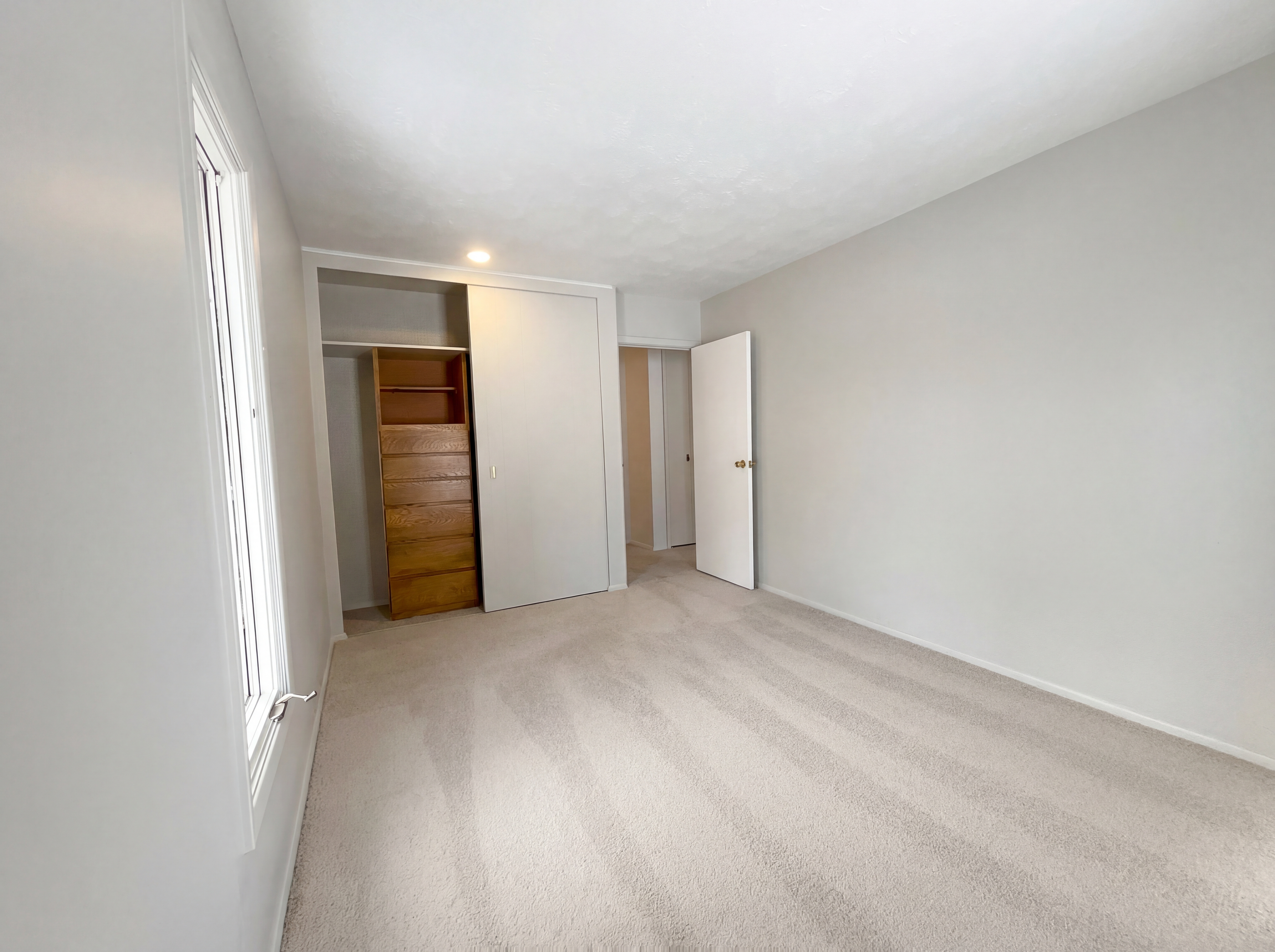 Photo 4 of 21 of 5896 Mills Creek Ln, North Ridgeville, OH