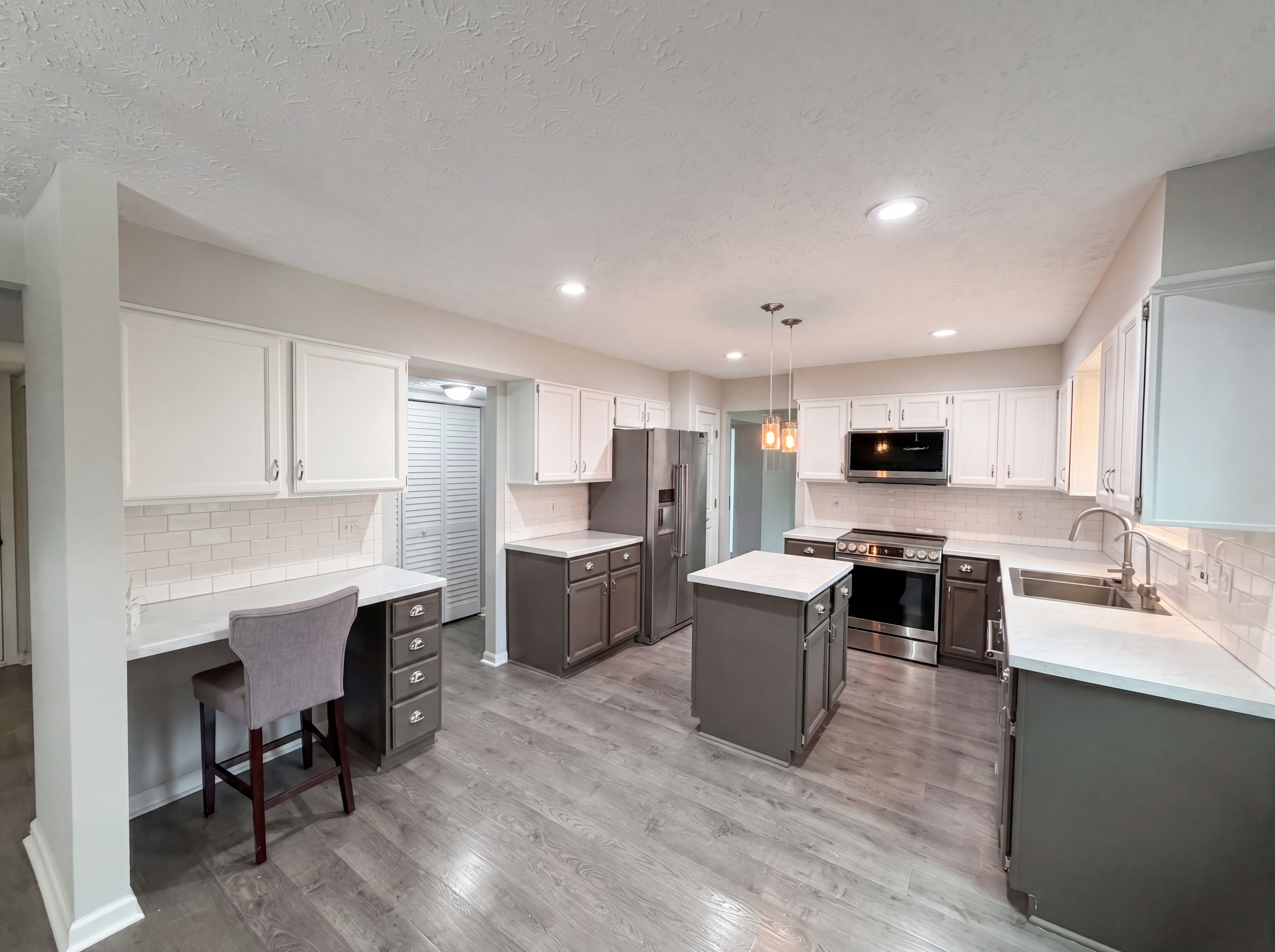 Photo 2 of 21 of 8302 La Habra Ln, Indianapolis, IN