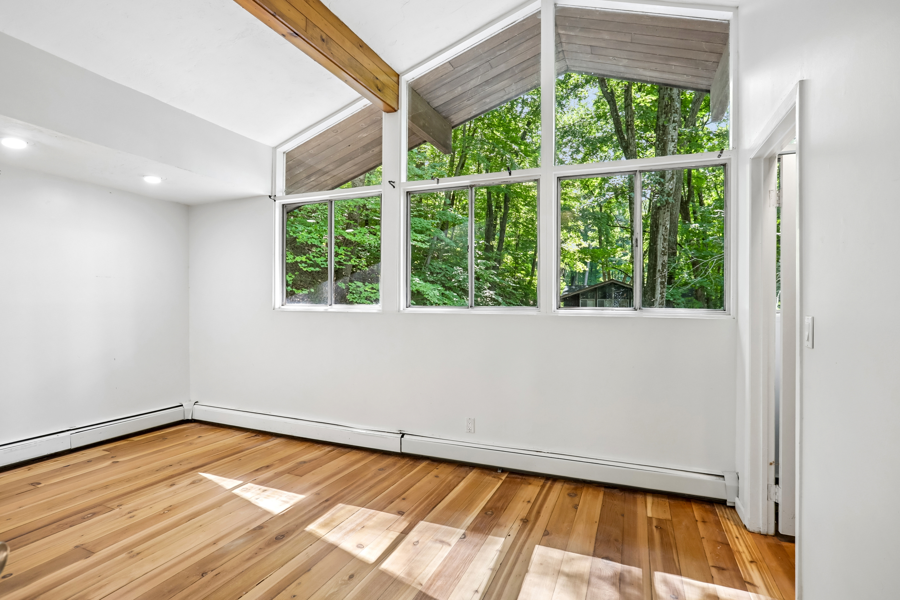 Photo 4 of 31 of 951 Haverstraw Rd, Suffern, NY