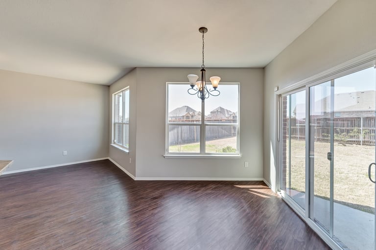 Photo 7 of 37 - 941 John Kennedy Dr, Saginaw, TX 76179