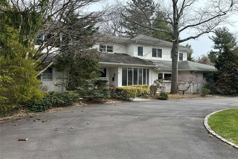 8 Ct, Great Neck, NY 11024 Opendoor