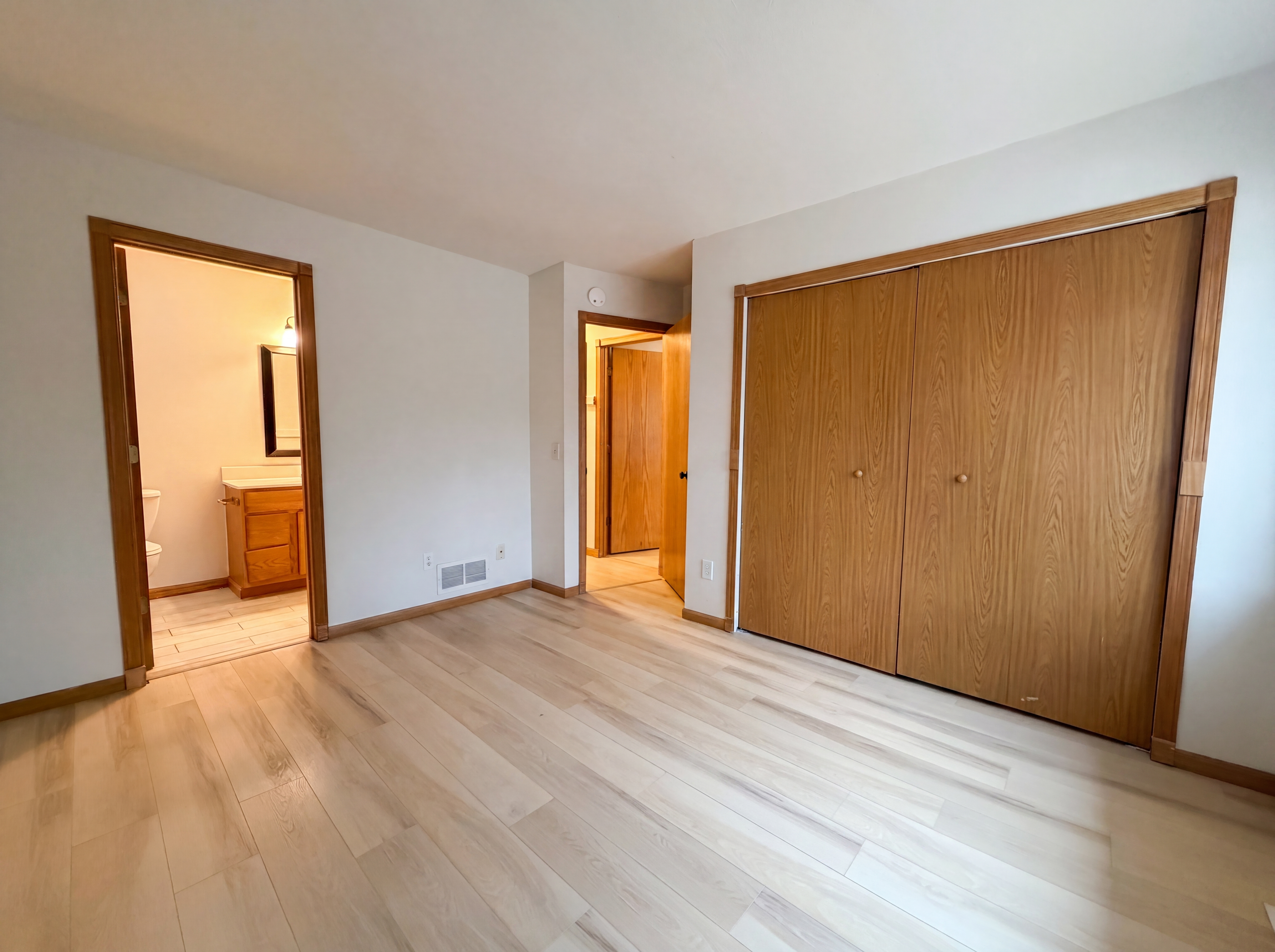 Photo 12 of 20 of 6475 Grand View Dr, Eden Prairie, MN