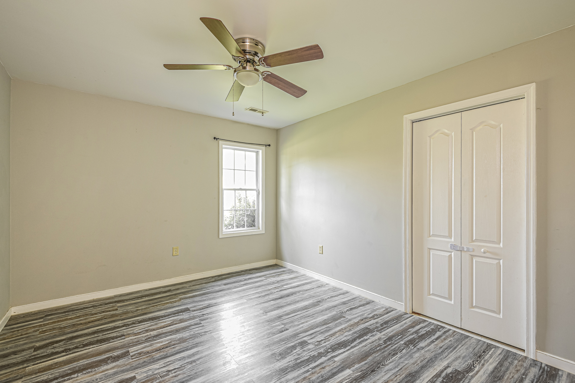 Photo 4 of 21 of 825 Nottoway Ave, Blackstone, VA