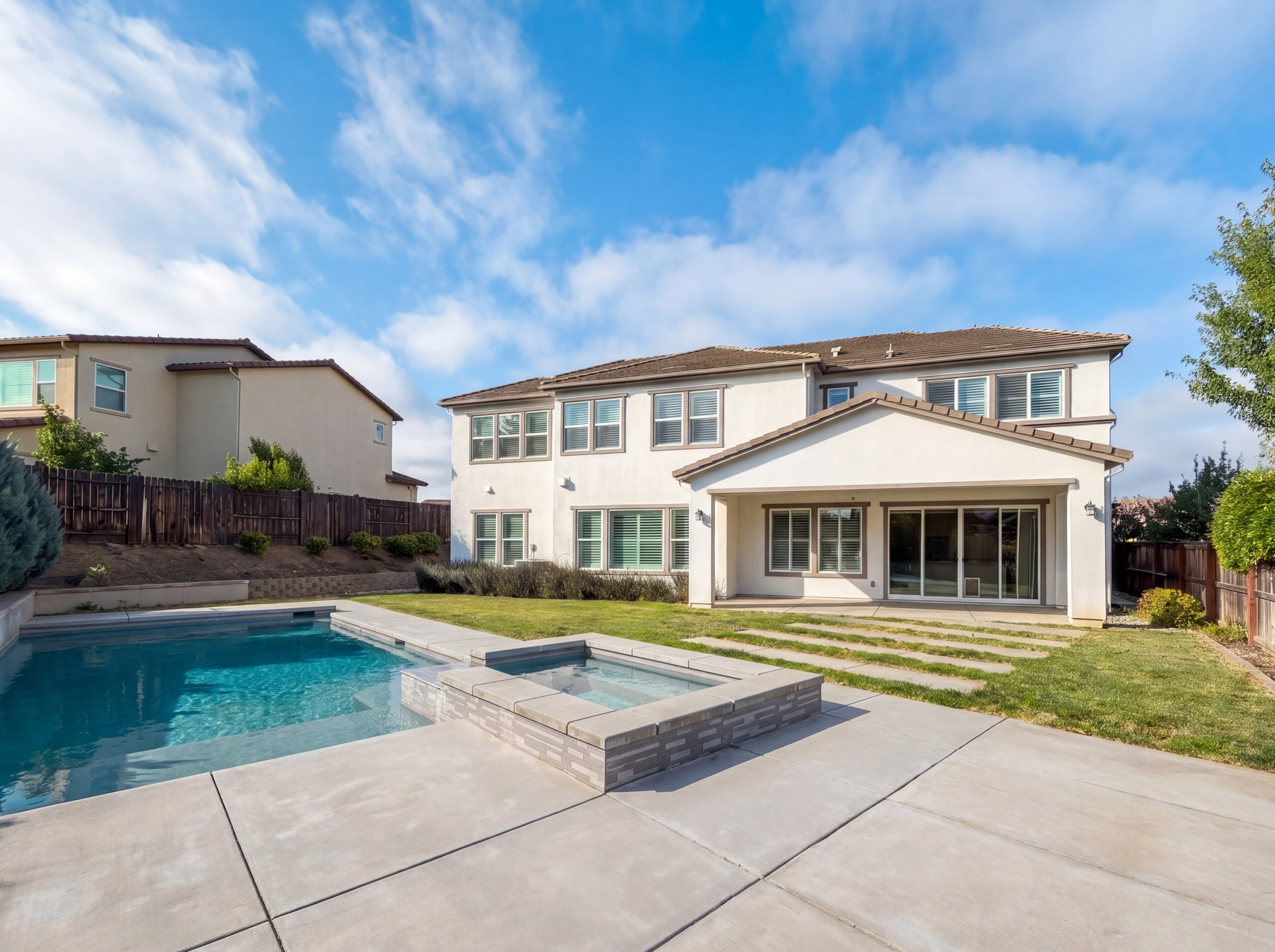 Photo 5 of 36 of 5601 Lakepointe Dr, Rocklin, CA