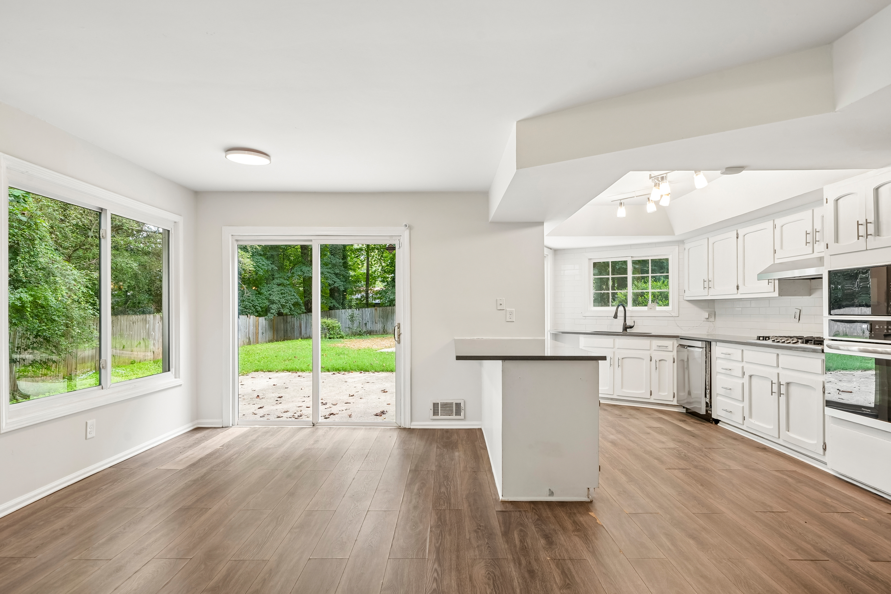 Photo 16 of 47 of 630 Benson Hurst Dr SW, Mableton, GA