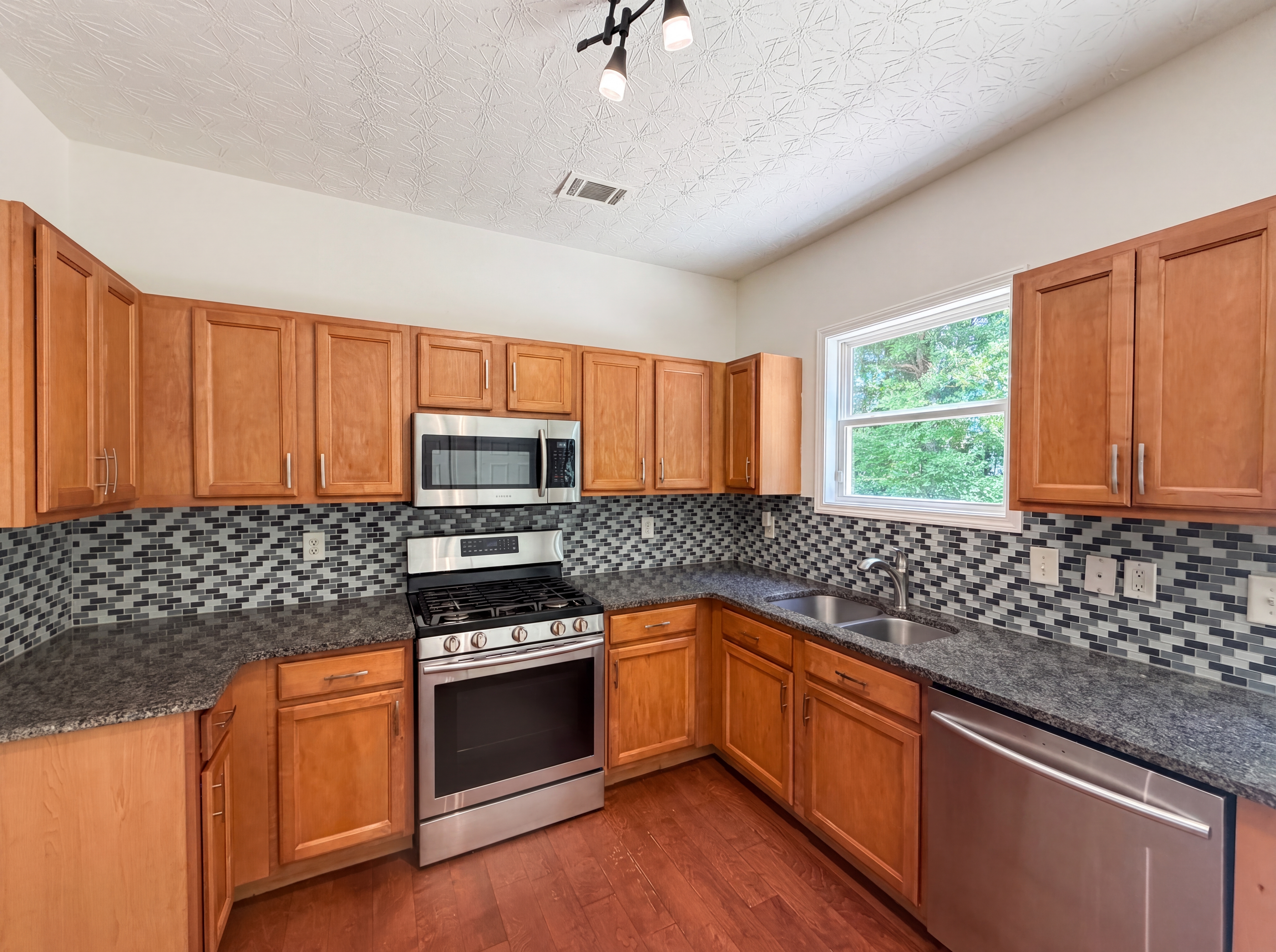 Photo 7 of 22 of 603 Marsh Lake Rd, Lawrenceville, GA