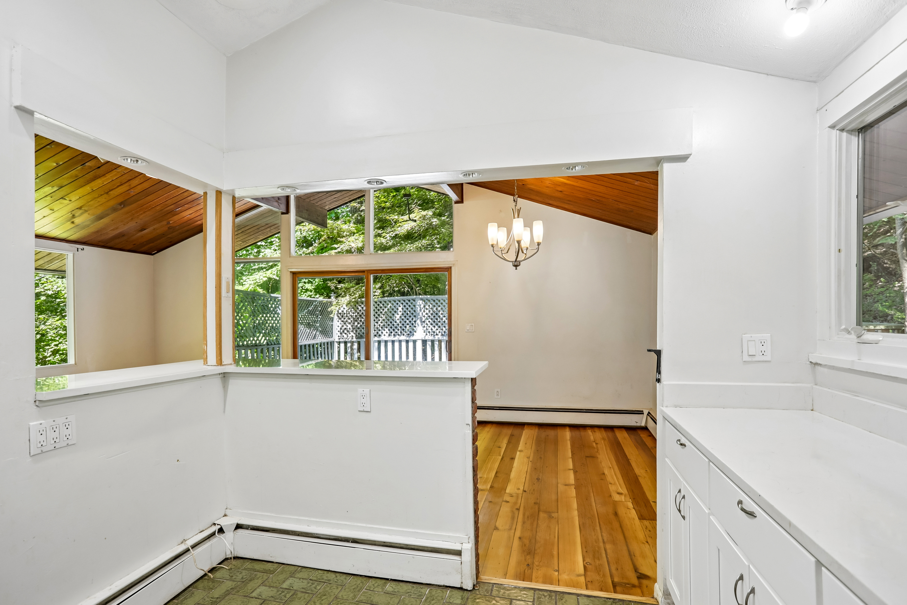 Photo 12 of 31 of 951 Haverstraw Rd, Suffern, NY