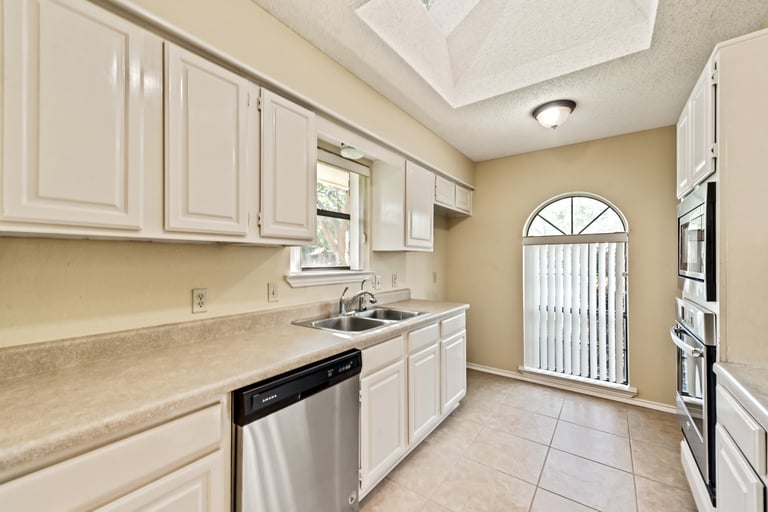 Photo 8 of 31 - 702 Meadowglen Cir, Coppell, TX 75019