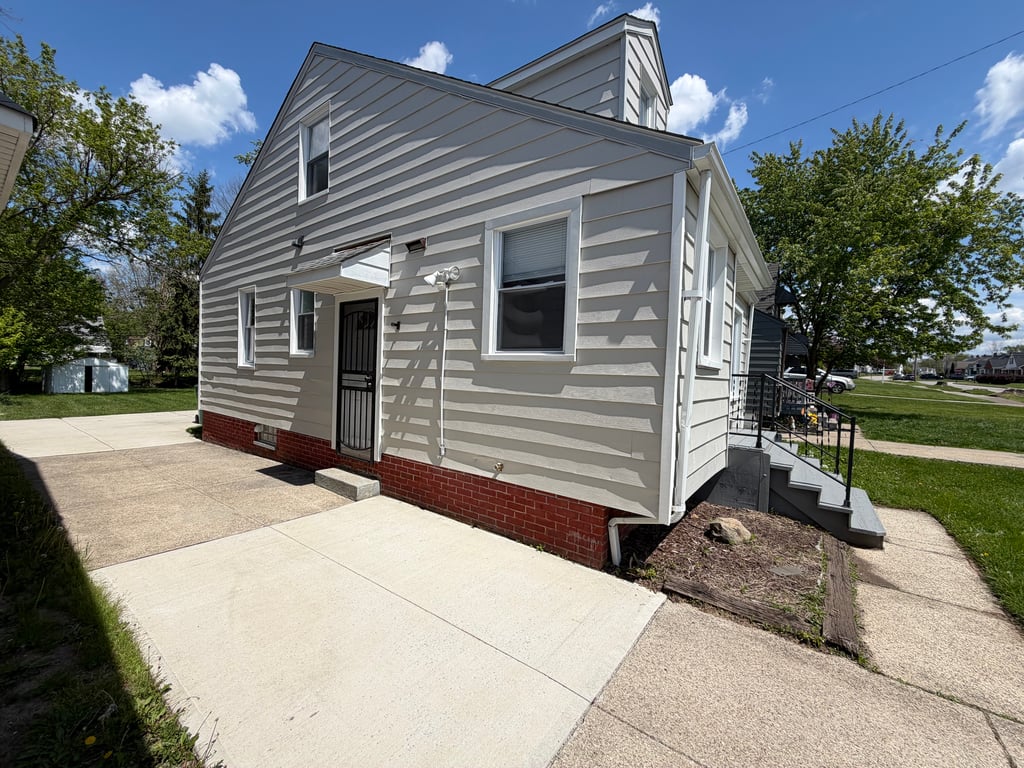 Photo 16 of 19 of 17409 Mapleboro Ave, Maple Heights, OH