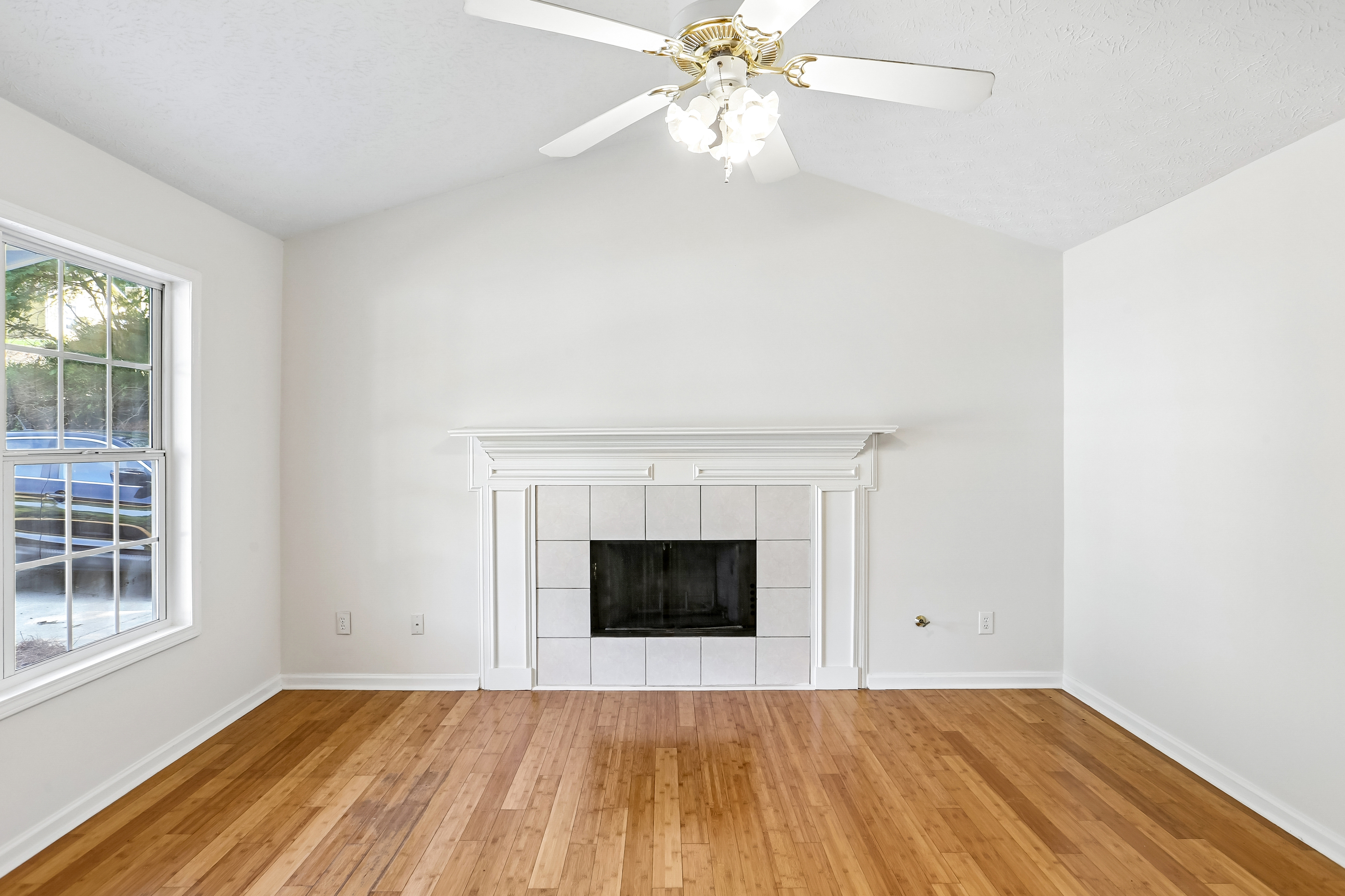 Photo 14 of 47 of 5511 Pond Mill Ct, Flowery Branch, GA