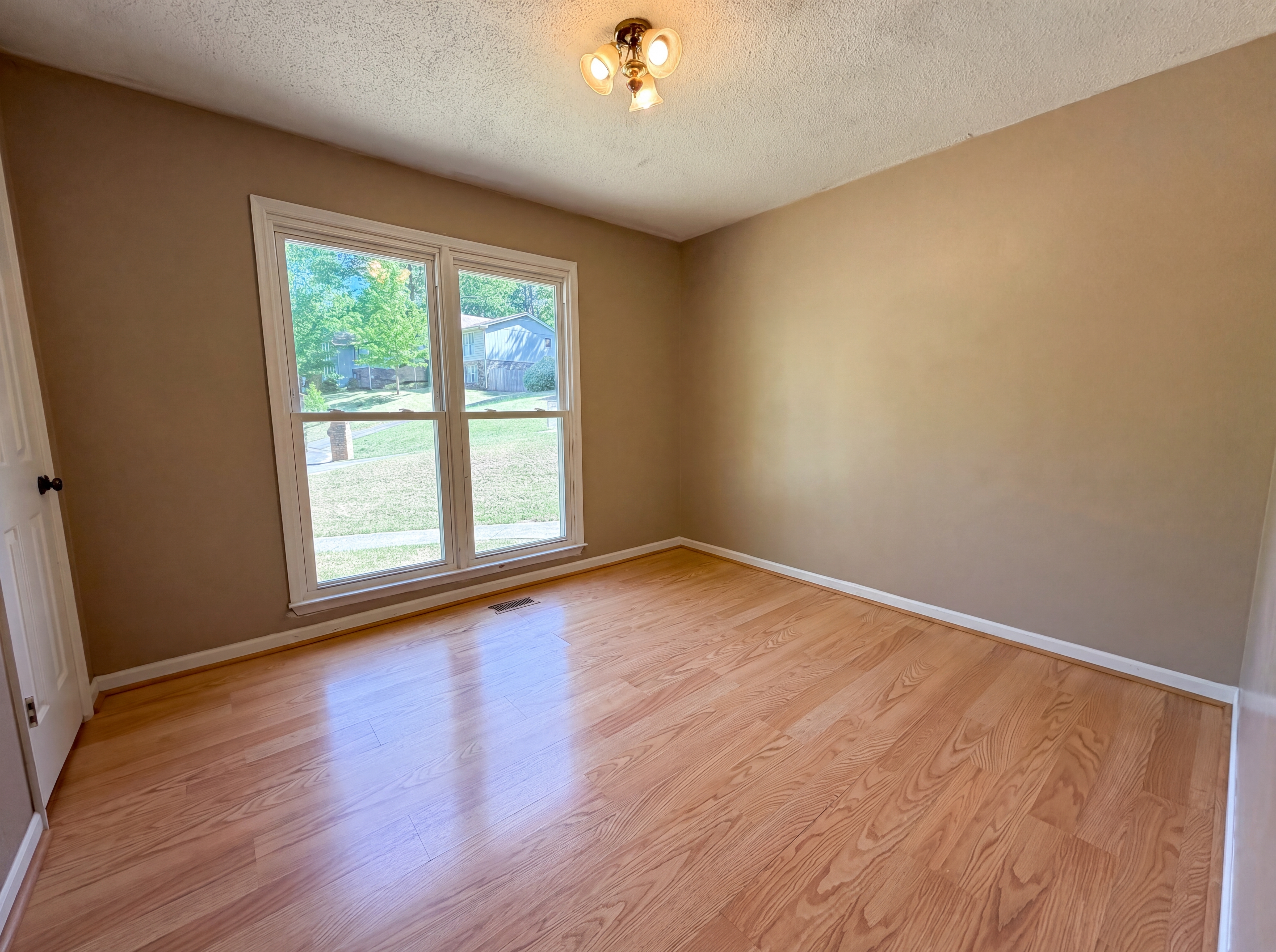 Photo 10 of 18 of 1500 Shady Oak Cir, Birmingham, AL