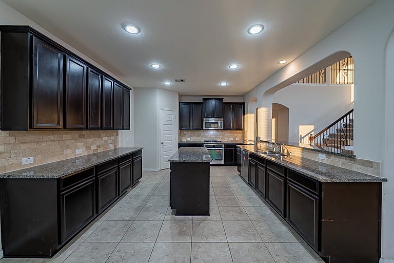 Photo 4 of 34 - 2208 Hannah Creek Ct, Houston, TX 77089