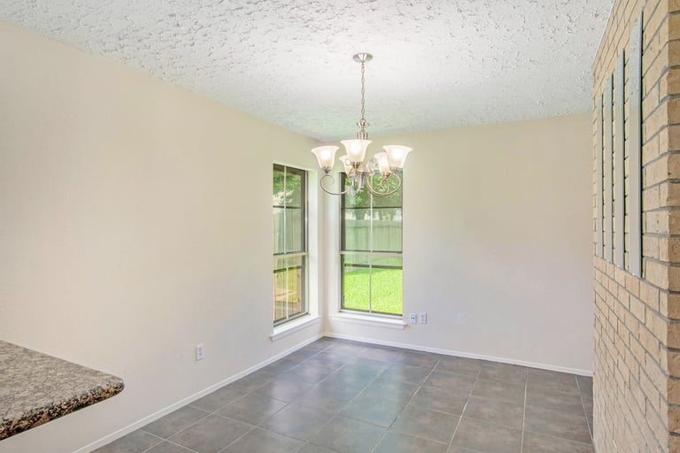 Photo 7 of 17 - 319 Richvale Ln, Webster, TX 77598