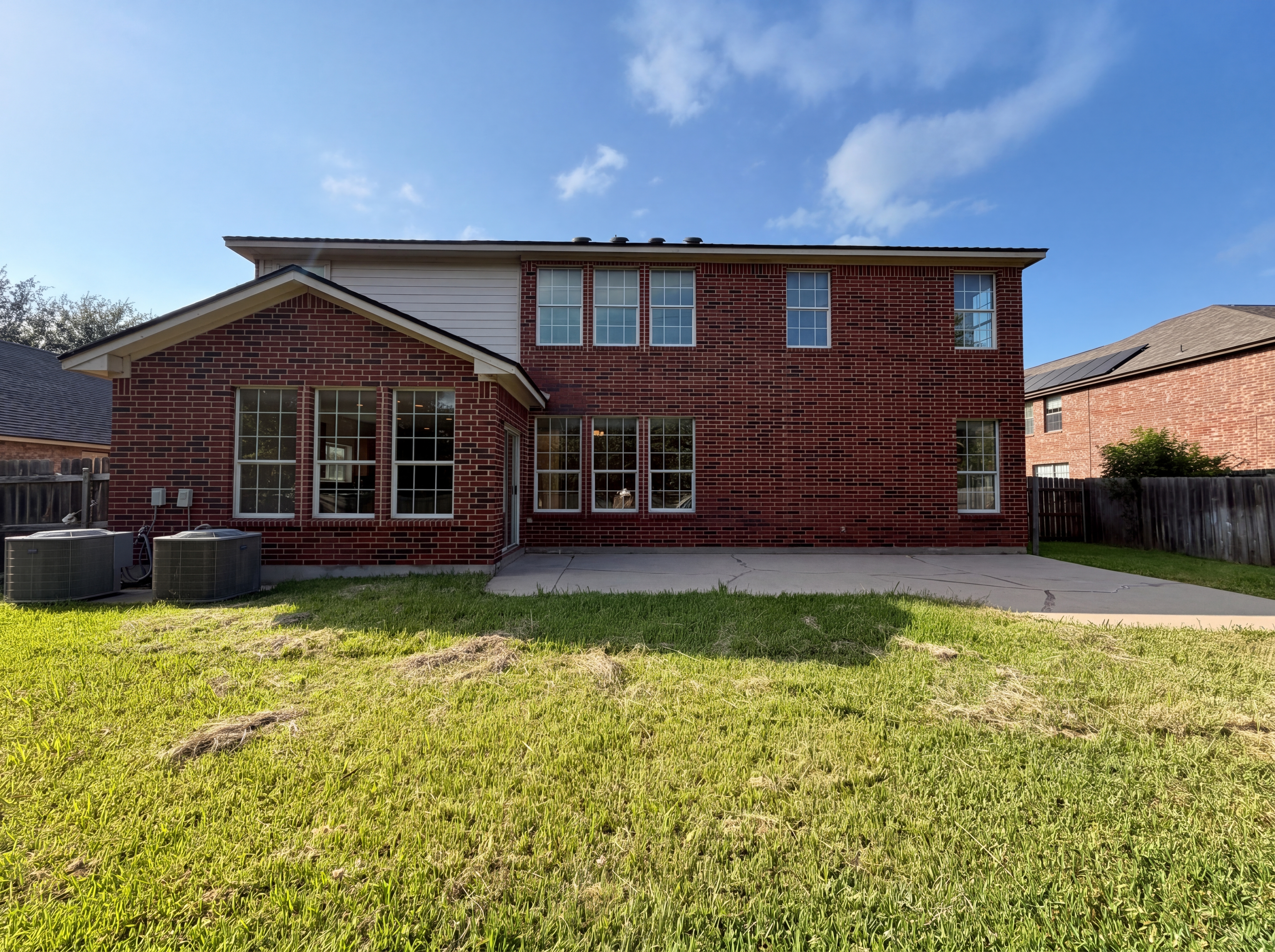Photo 5 of 30 of 807 Yosemite Trl, Taylor, TX