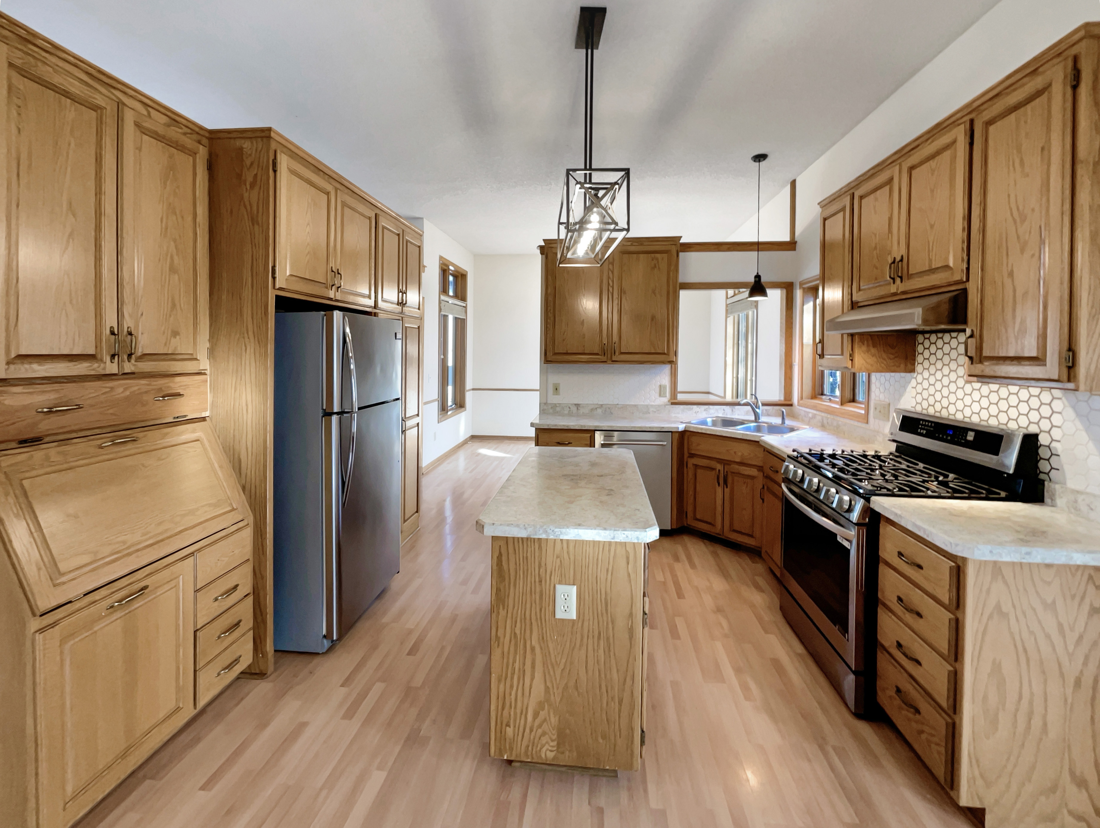 Photo 6 of 32 of 14835 39th Ave N, Plymouth, MN