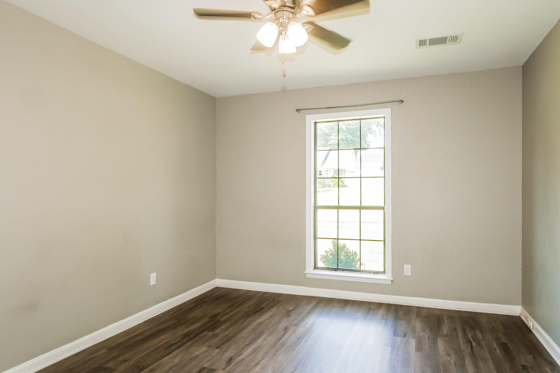 Photo 16 of 41 of 3530 Josee Ln, Bartlett, TN
