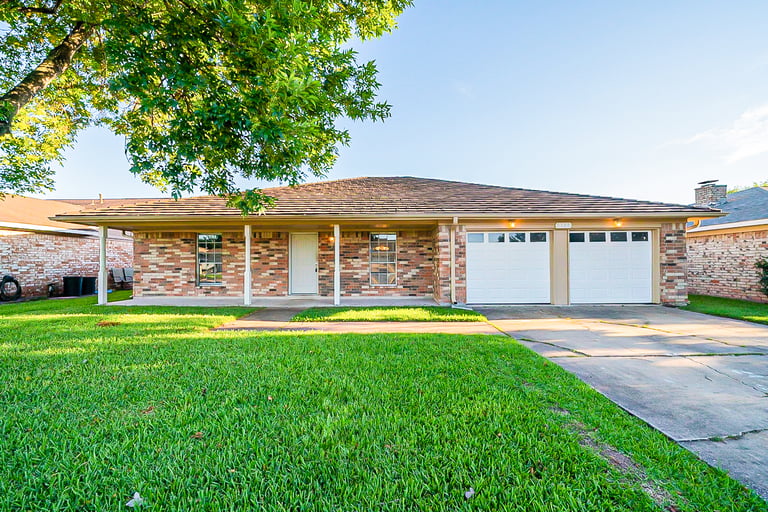 Photo 1 of 27 - 5113 Meadow Crest St, La Porte, TX 77571