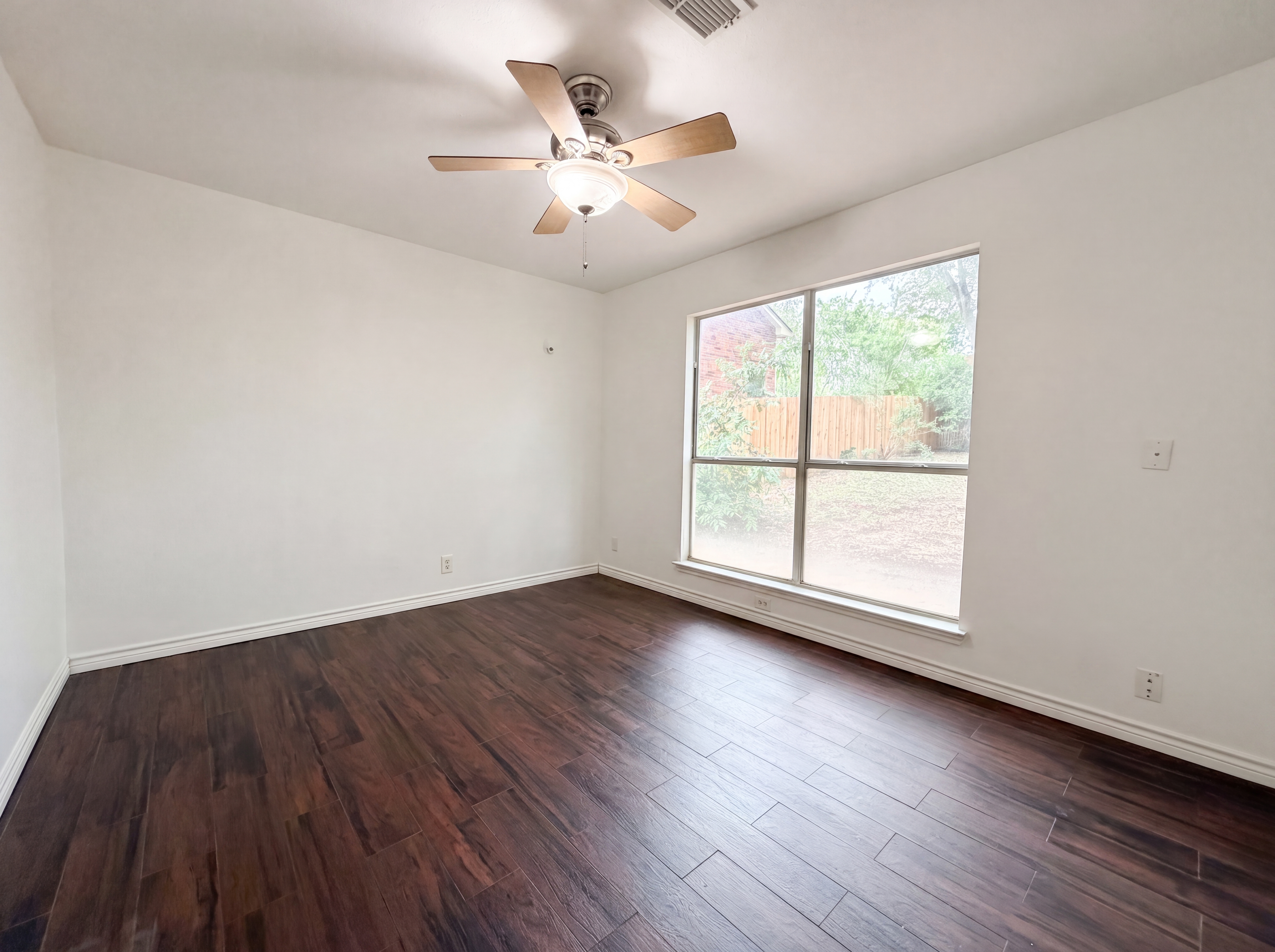 Photo 9 of 18 of 8423 Berry Knoll Dr, Universal City, TX