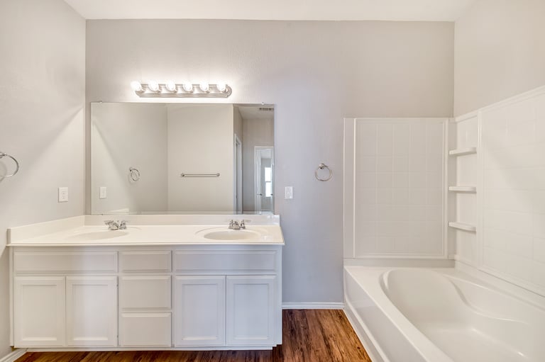 Photo 16 of 25 - 5516 Creek Hill Ln, Fort Worth, TX 76179