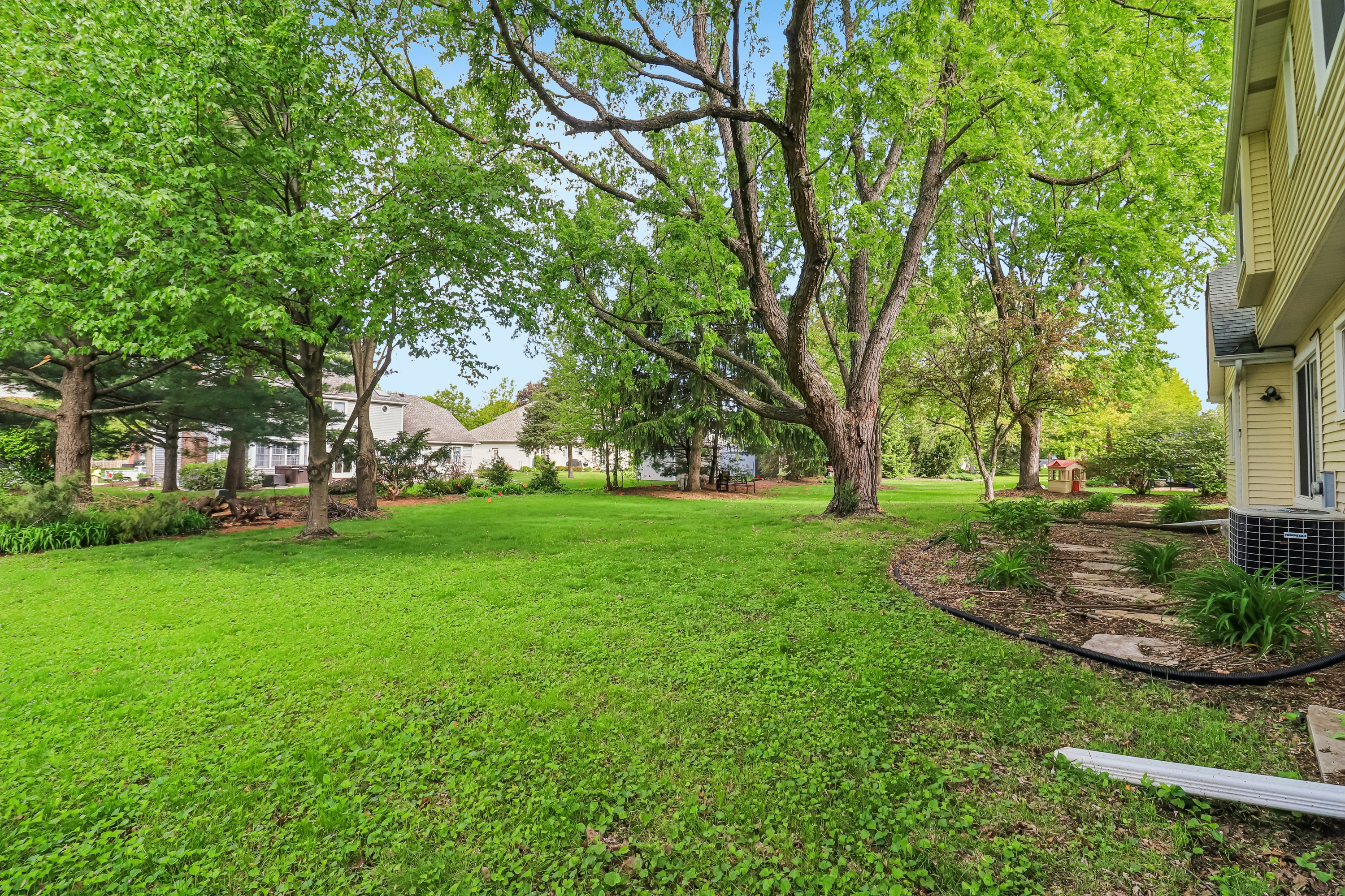 Photo 12 of 41 of 733 Buttonwood Cir, Naperville, IL