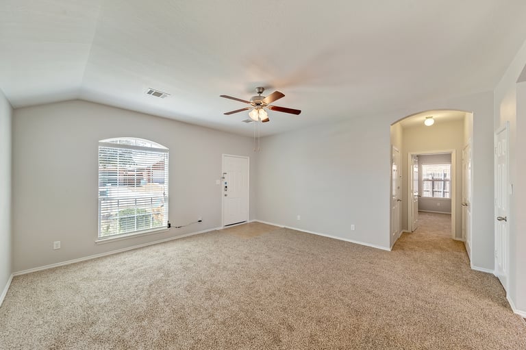 Photo 11 of 25 - 5516 Creek Hill Ln, Fort Worth, TX 76179